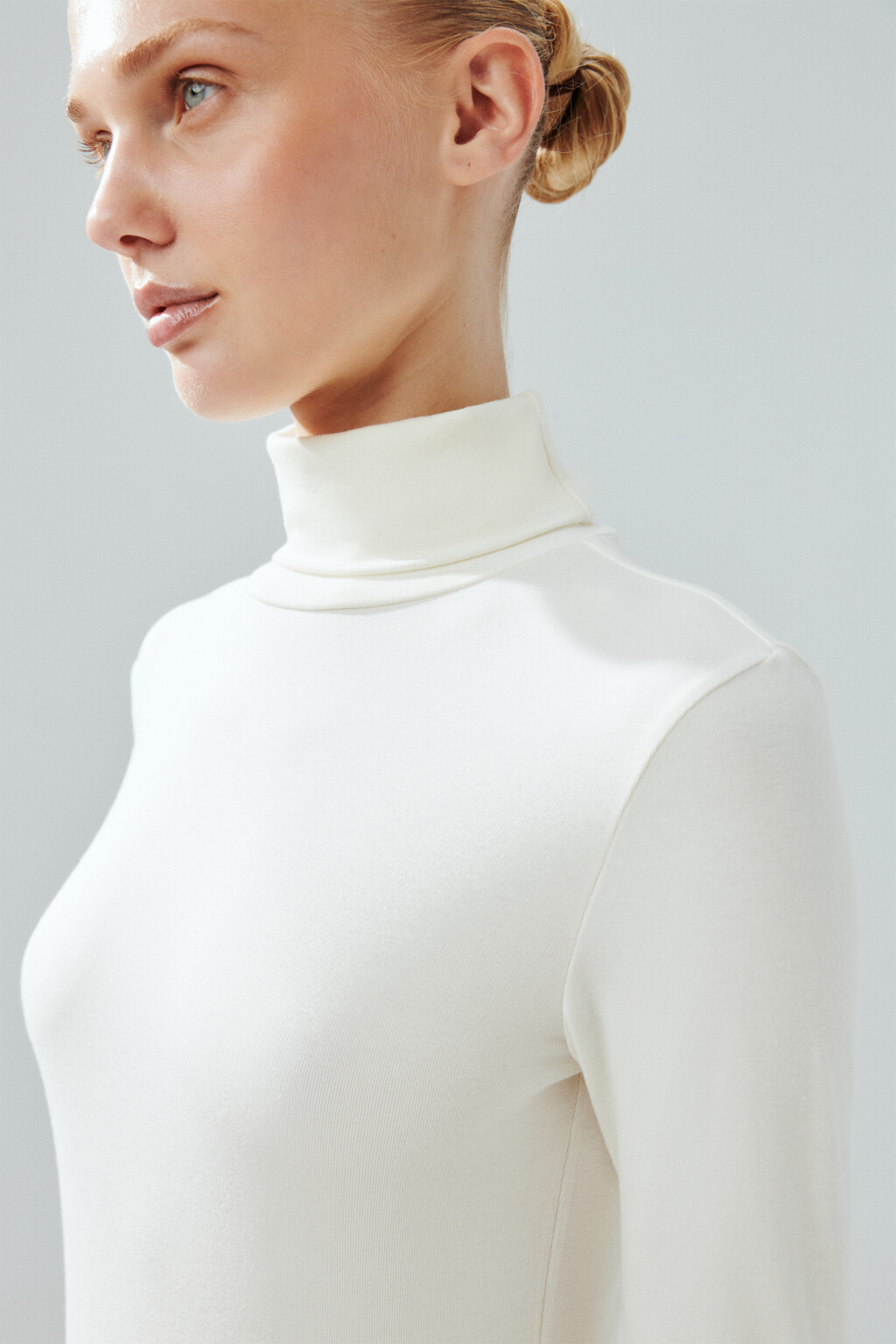 Водолазка из вискозного трикотажа - цвет молочный - 6