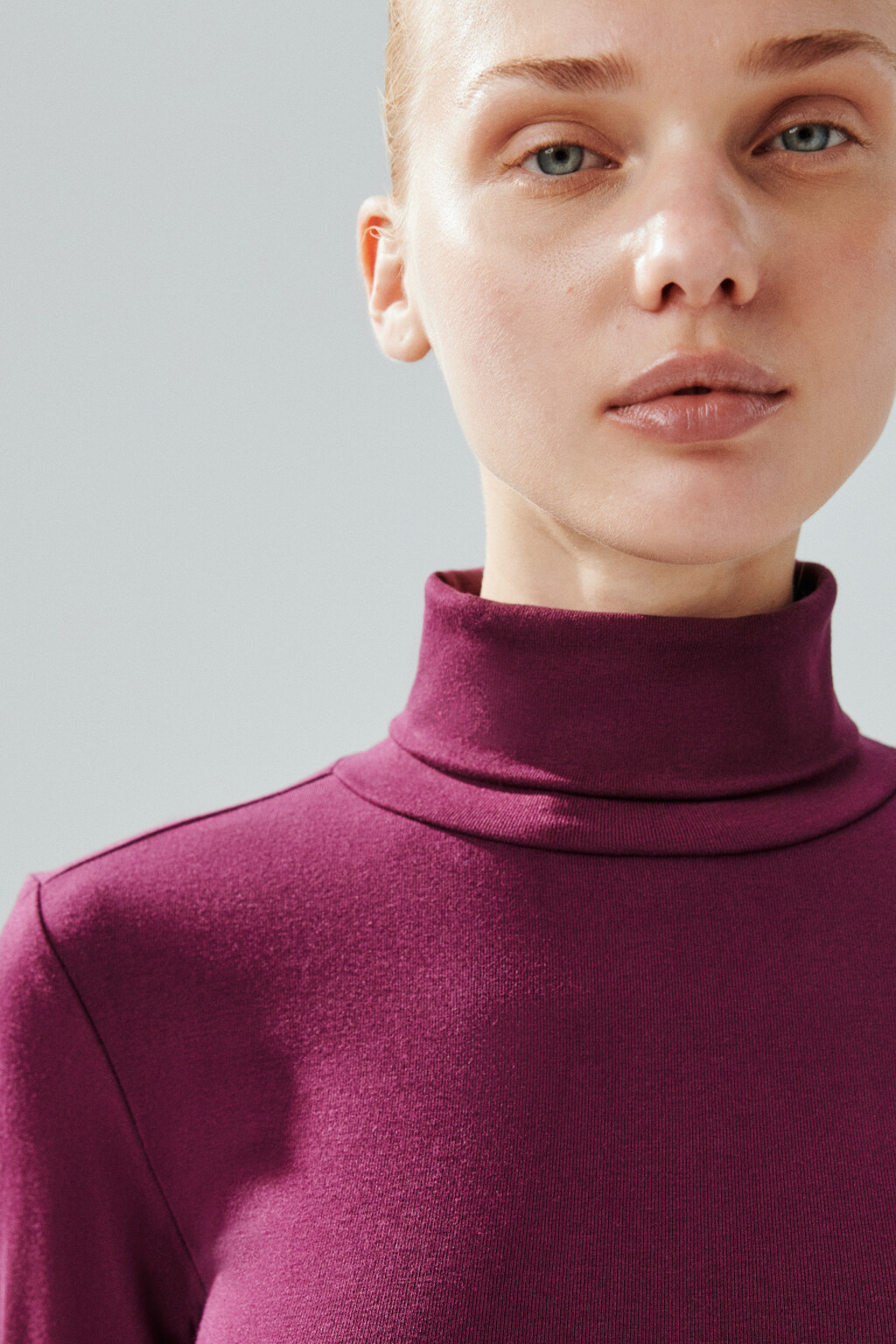 Водолазка из вискозного трикотажа - цвет бордовый - 6
