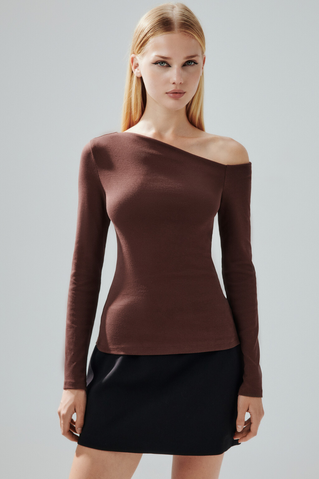 Лонгслив асимметричный на одно плечо - цвет коричневый - 2