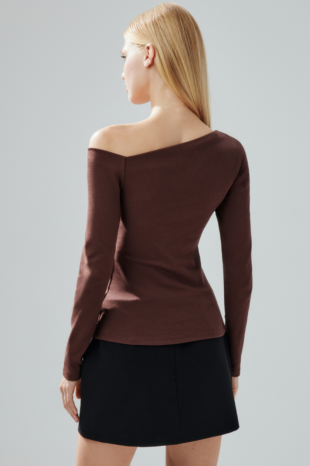 Лонгслив асимметричный на одно плечо - цвет коричневый - 3
