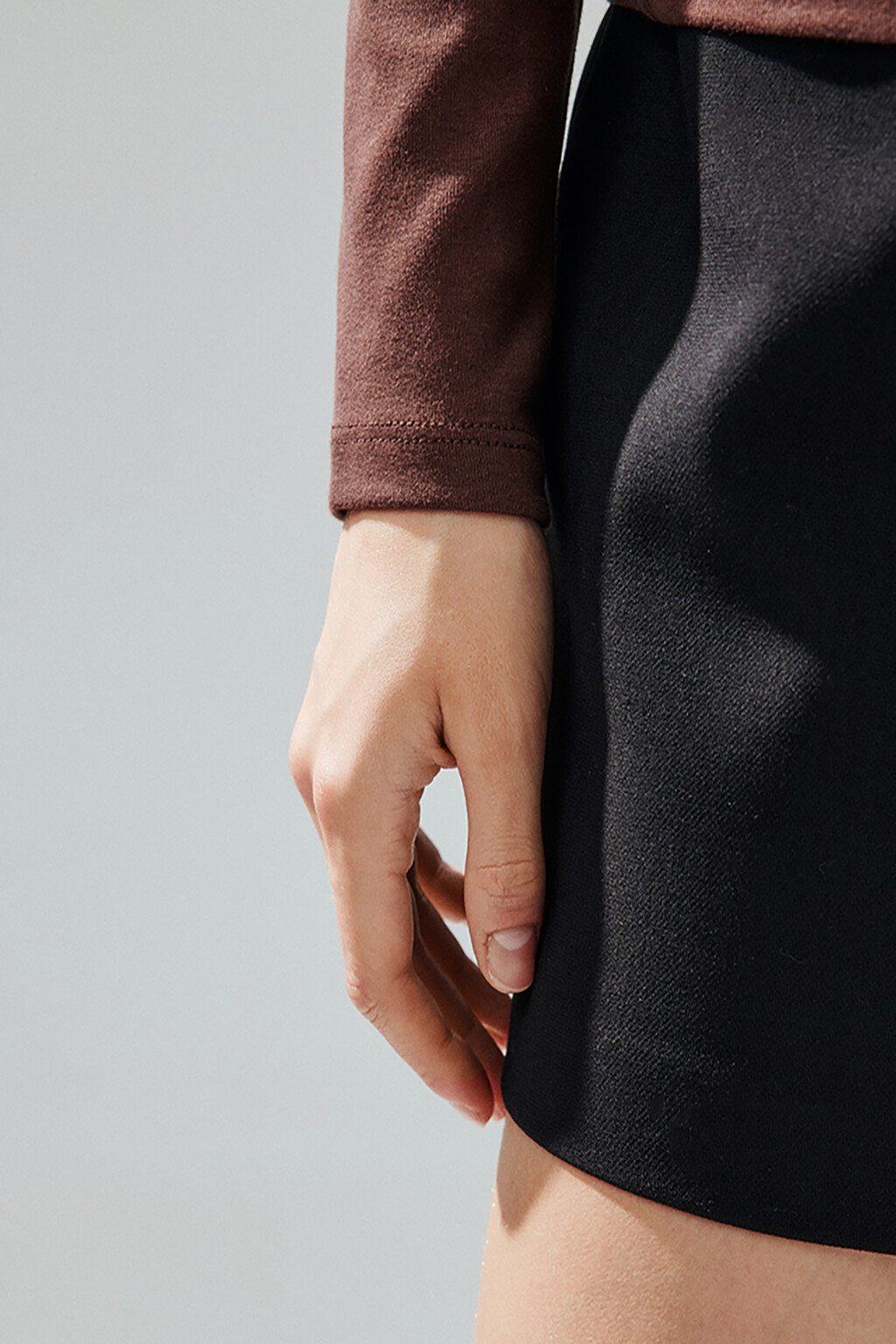 Лонгслив асимметричный на одно плечо - цвет коричневый - 6