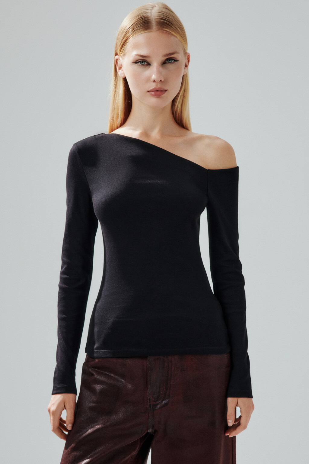 Лонгслив асимметричный на одно плечо - цвет черный - 2