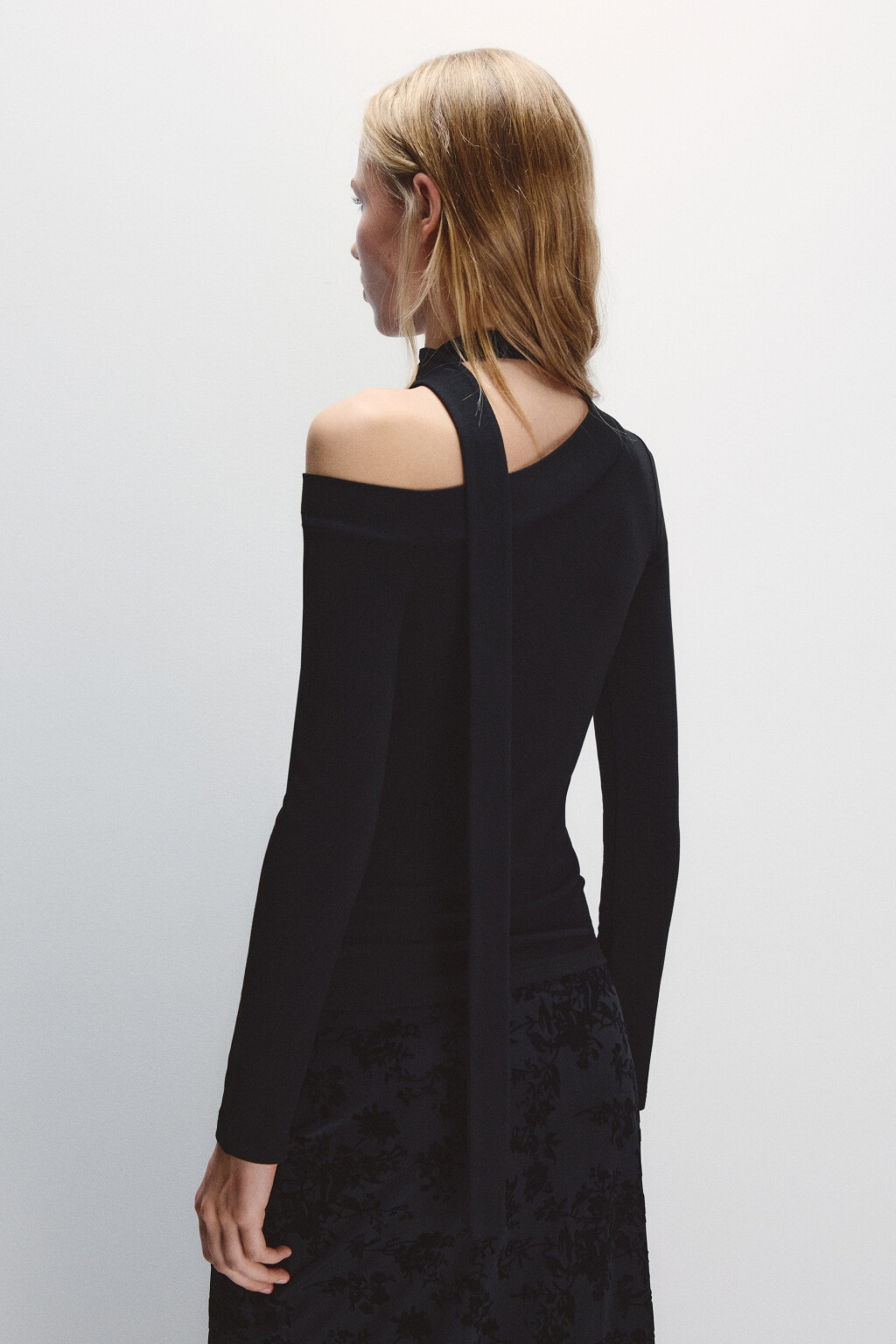 Лонгслив на одно плечо с шарфом - цвет черный - 4