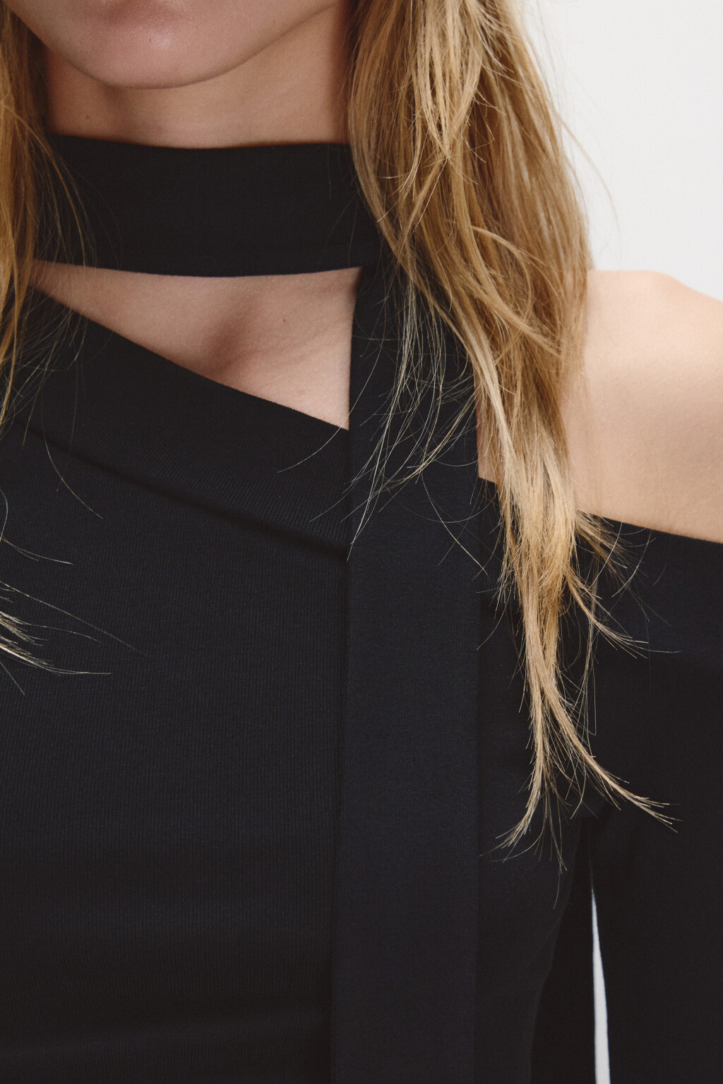 Лонгслив на одно плечо с шарфом - цвет черный - 6