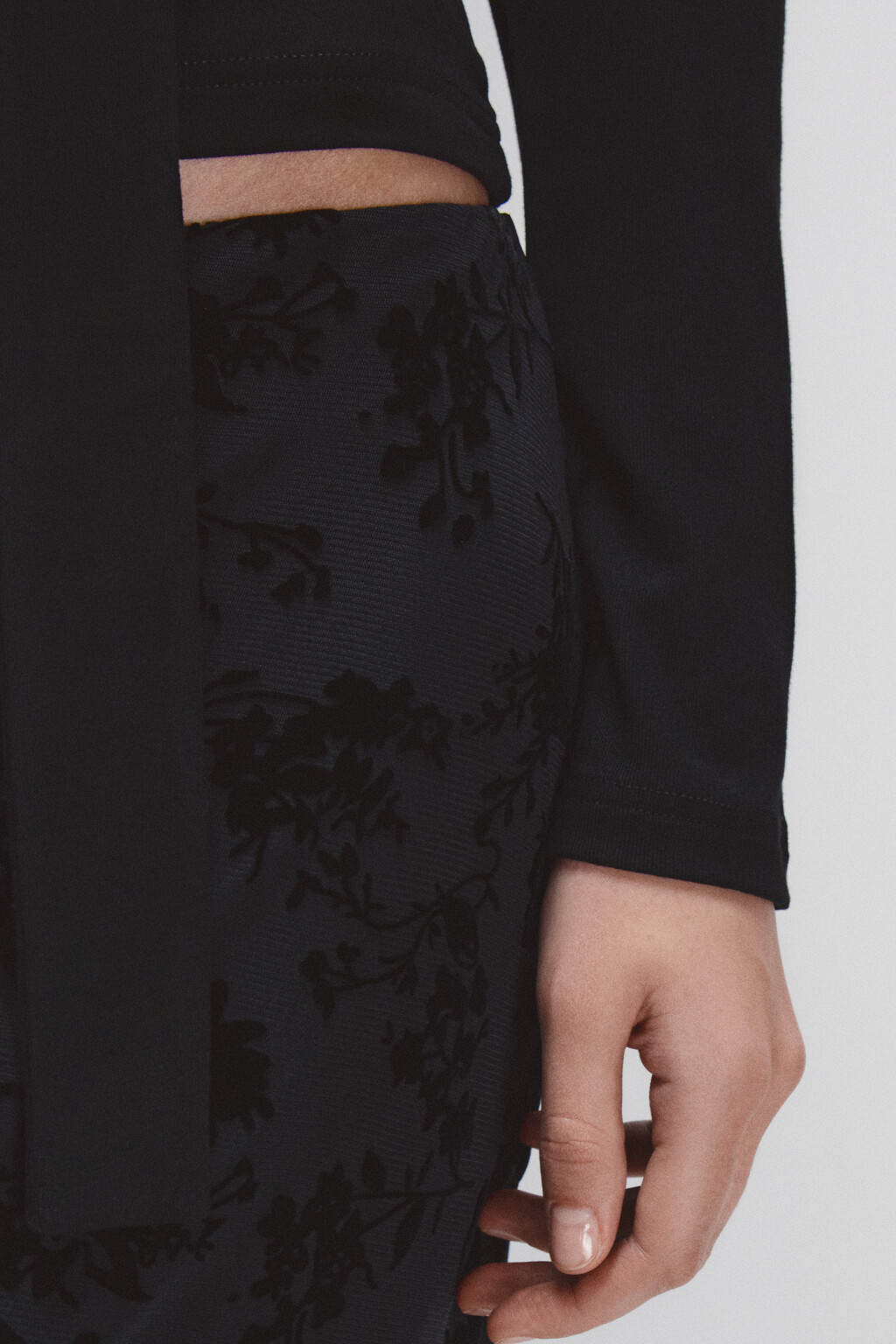 Лонгслив на одно плечо с шарфом - цвет черный - 7