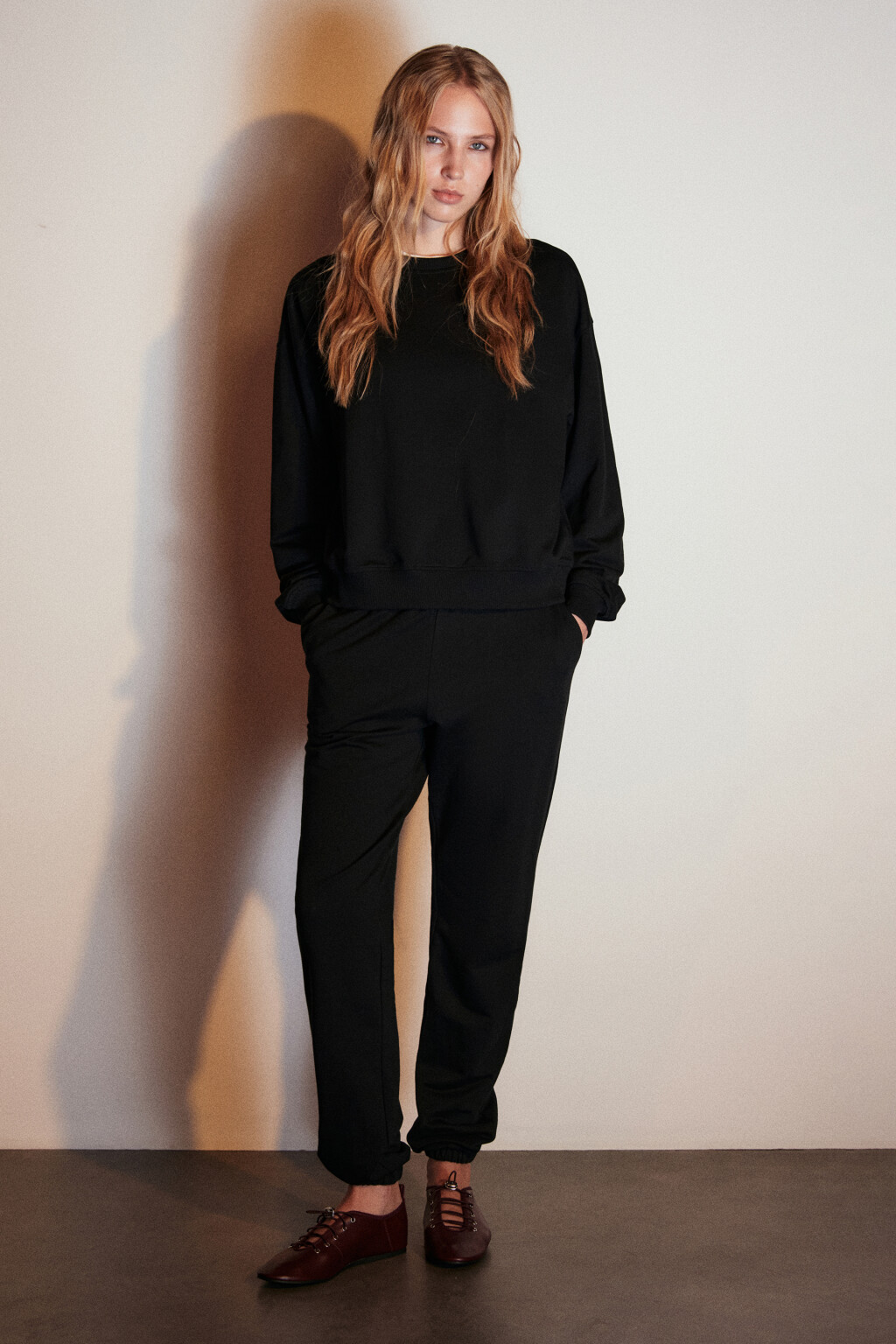 Свитшот базовый из футера - цвет черный - 4