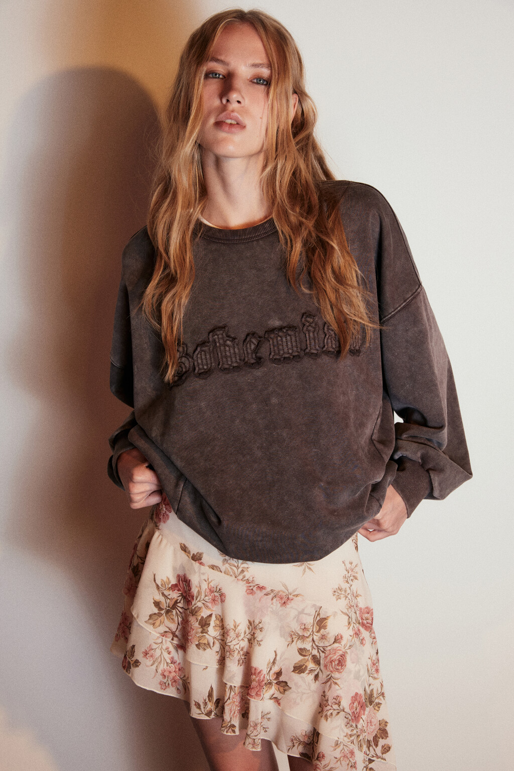 Свитшот с вареным эффектом и принтом - цвет коричневый - 1