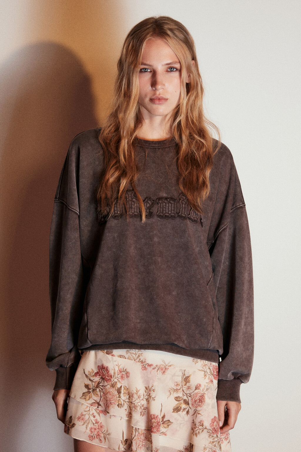 Свитшот с вареным эффектом и принтом - цвет коричневый - 2