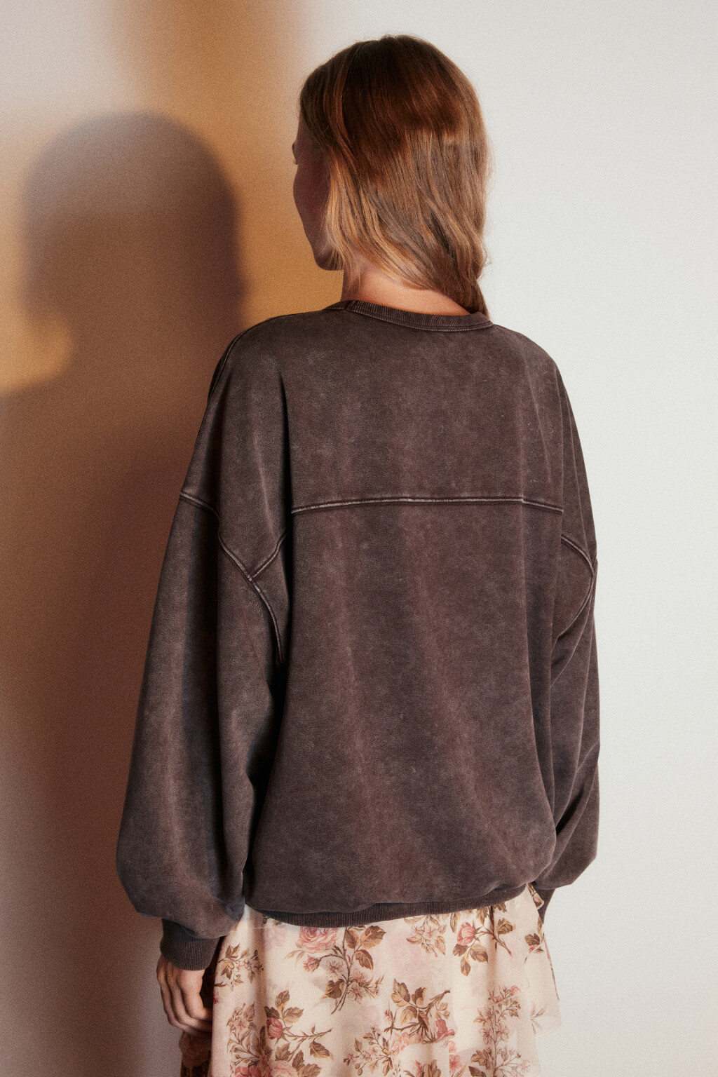 Свитшот с вареным эффектом и принтом - цвет коричневый - 3