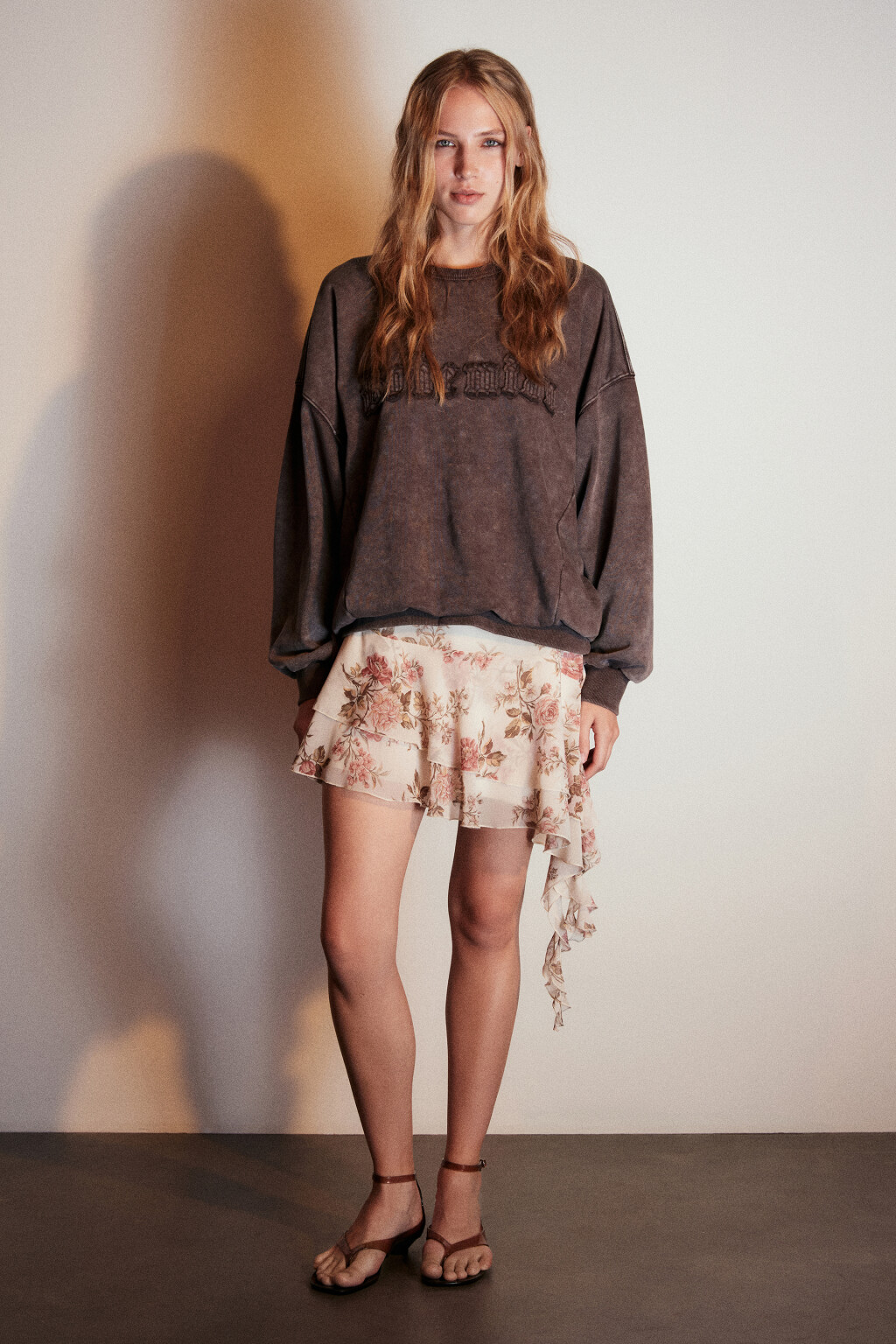 Свитшот с вареным эффектом и принтом - цвет коричневый - 4