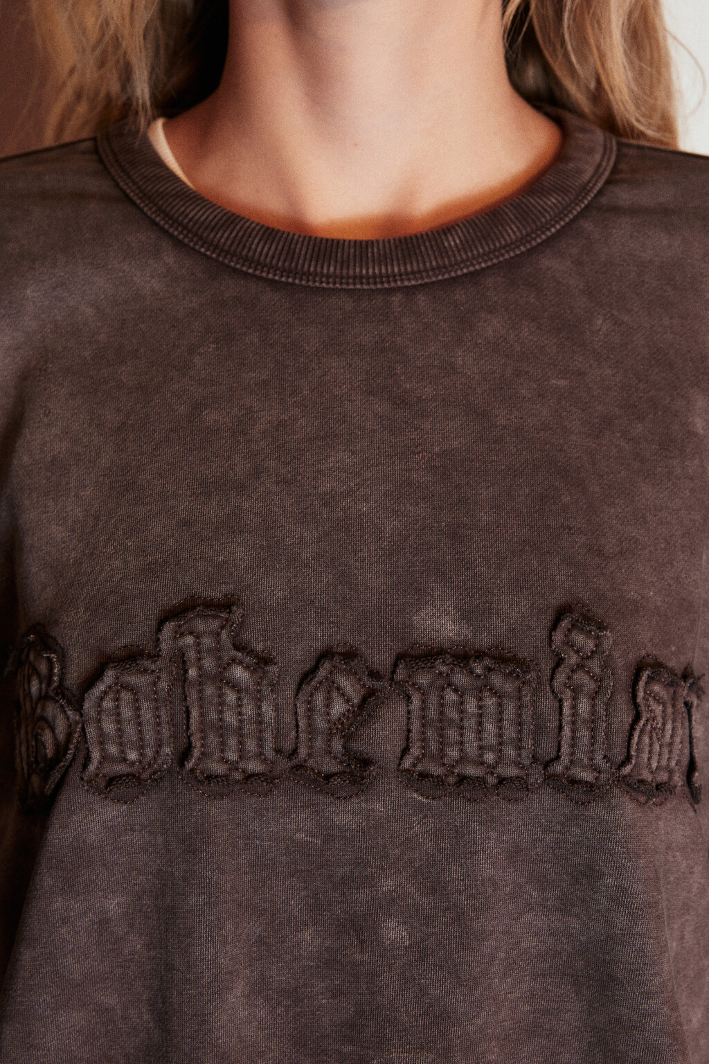 Свитшот с вареным эффектом и принтом - цвет коричневый - 5