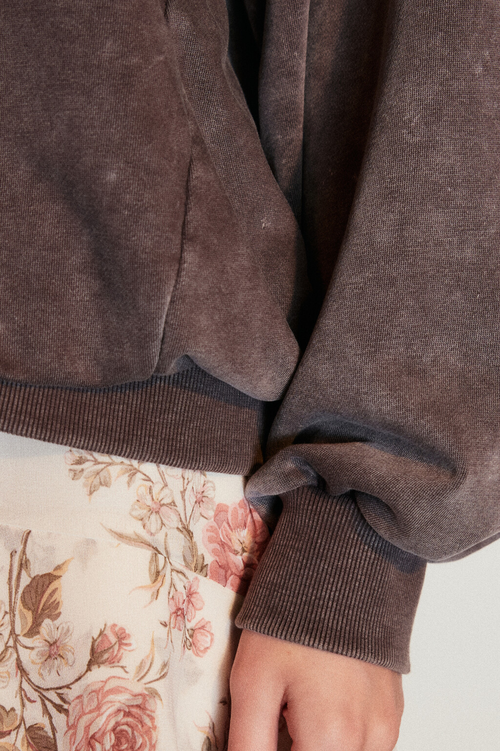 Свитшот с вареным эффектом и принтом - цвет коричневый - 6