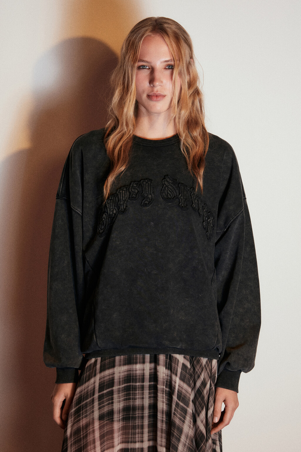 Свитшот с вареным эффектом и принтом - цвет серый - 2