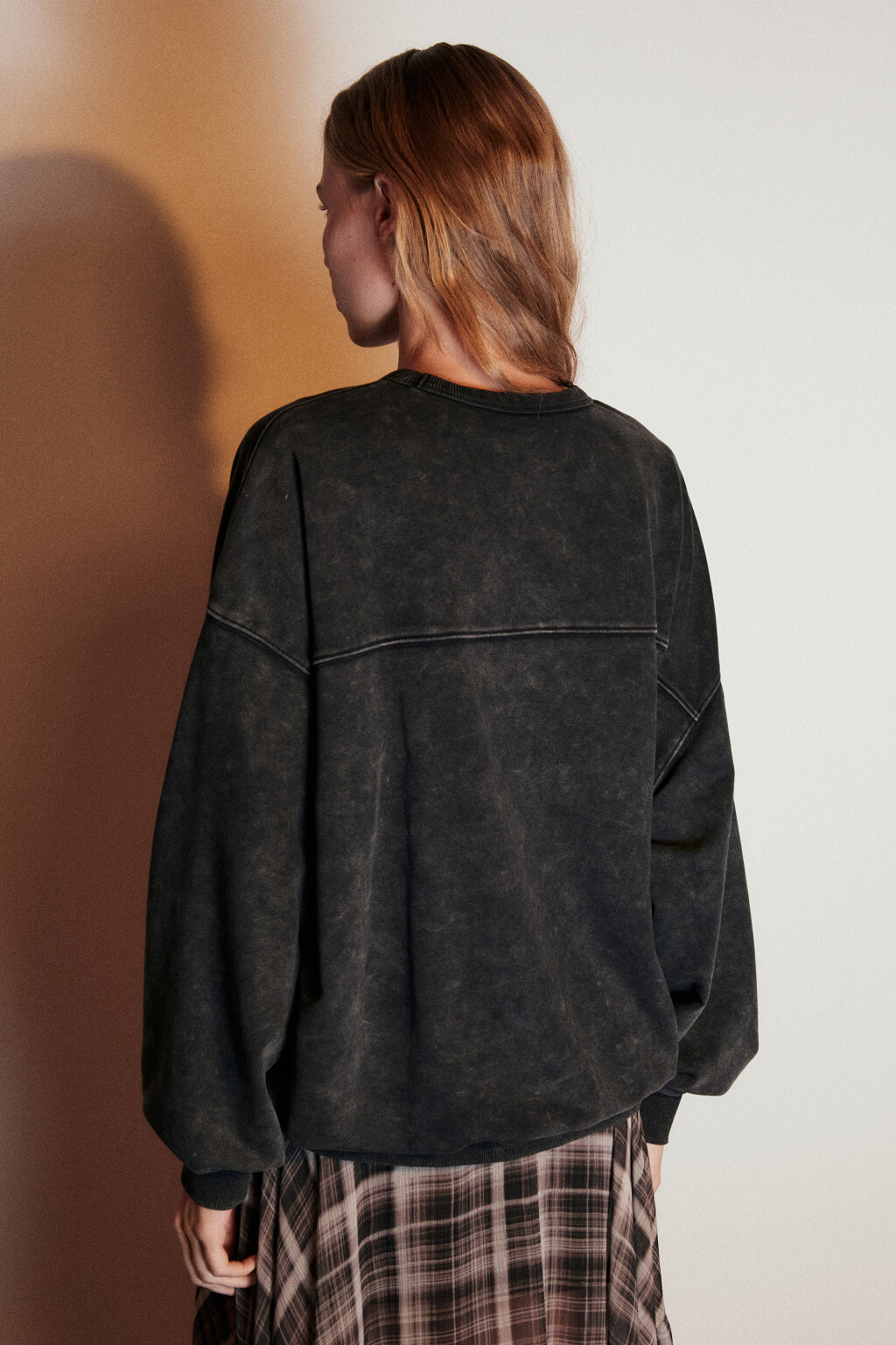 Свитшот с вареным эффектом и принтом - цвет серый - 3