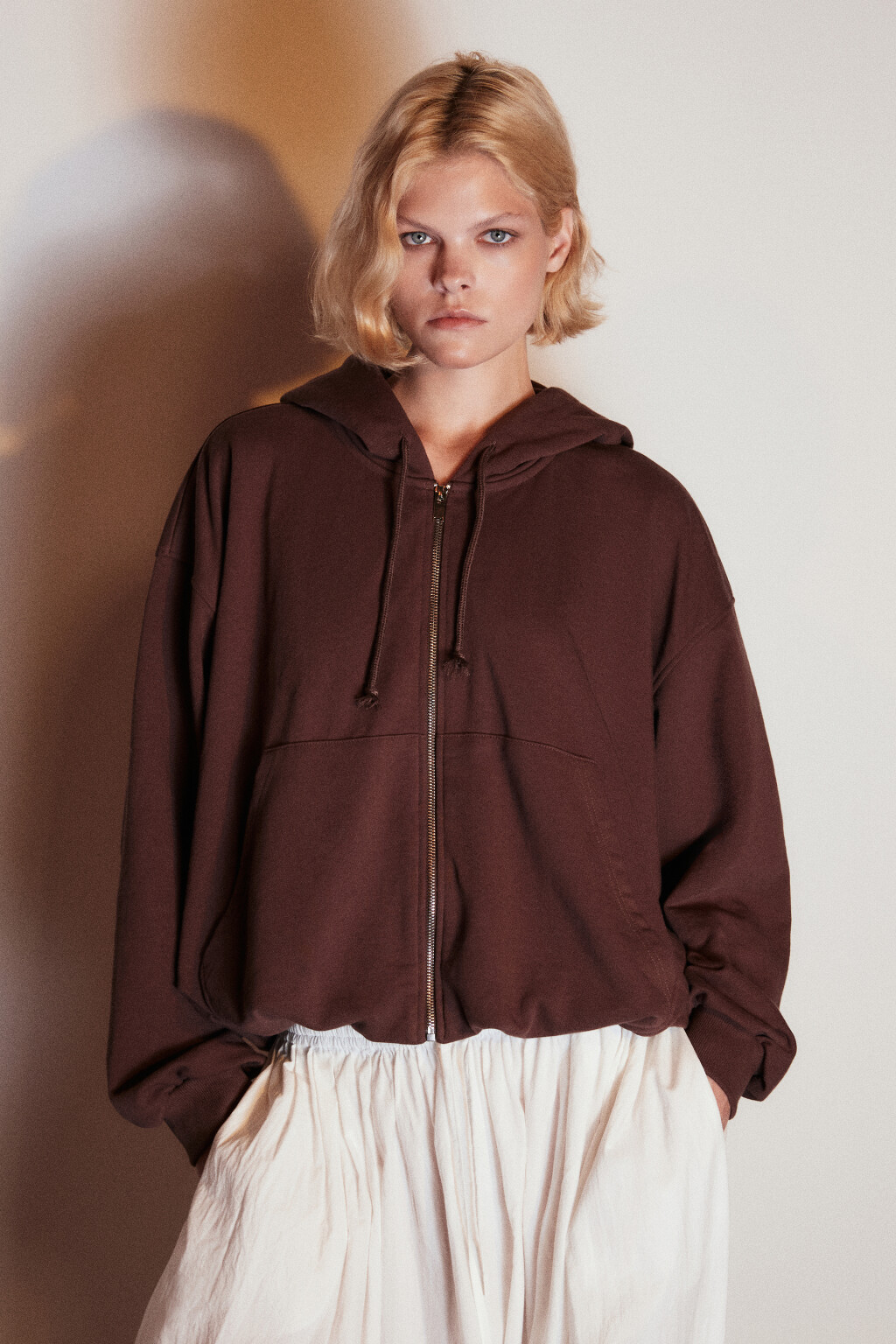 Худи-зипка с утяжками по низу - цвет коричневый - 2