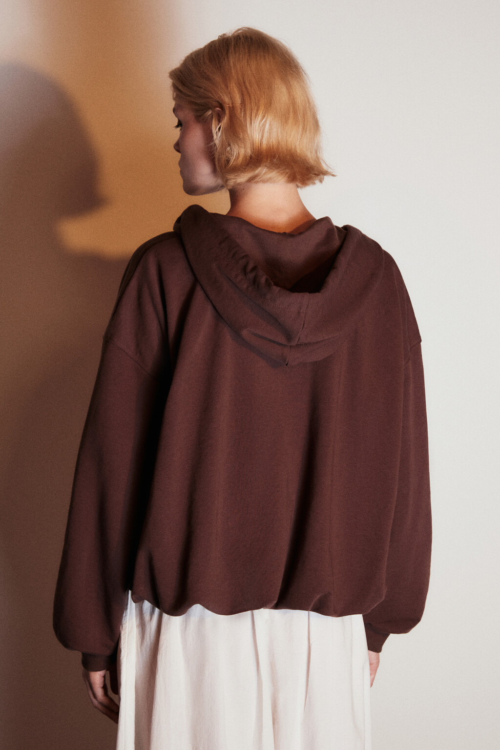 Худи-зипка с утяжками по низу - цвет коричневый - 3