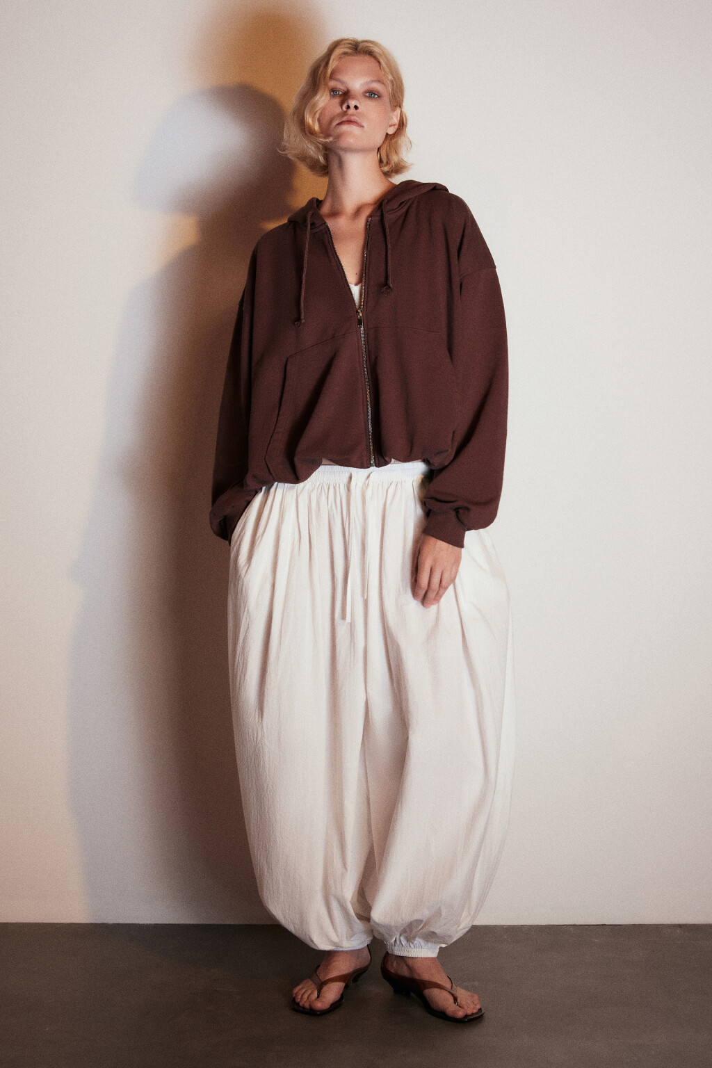 Худи-зипка с утяжками по низу - цвет коричневый - 4