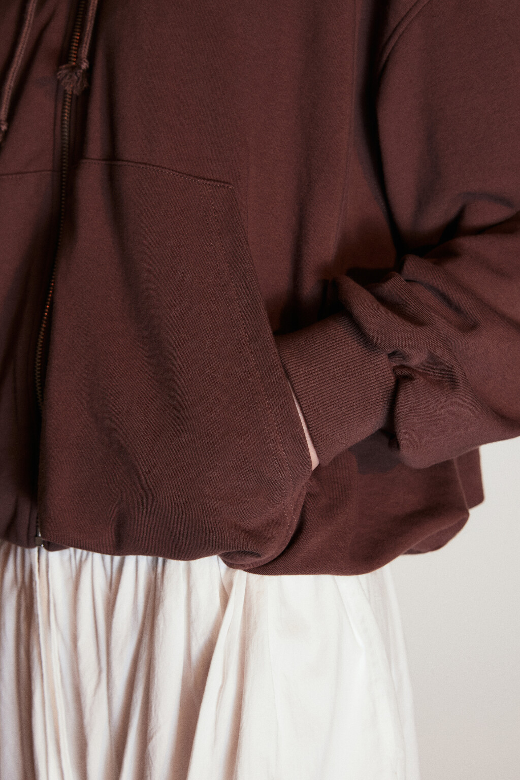 Худи-зипка с утяжками по низу - цвет коричневый - 6