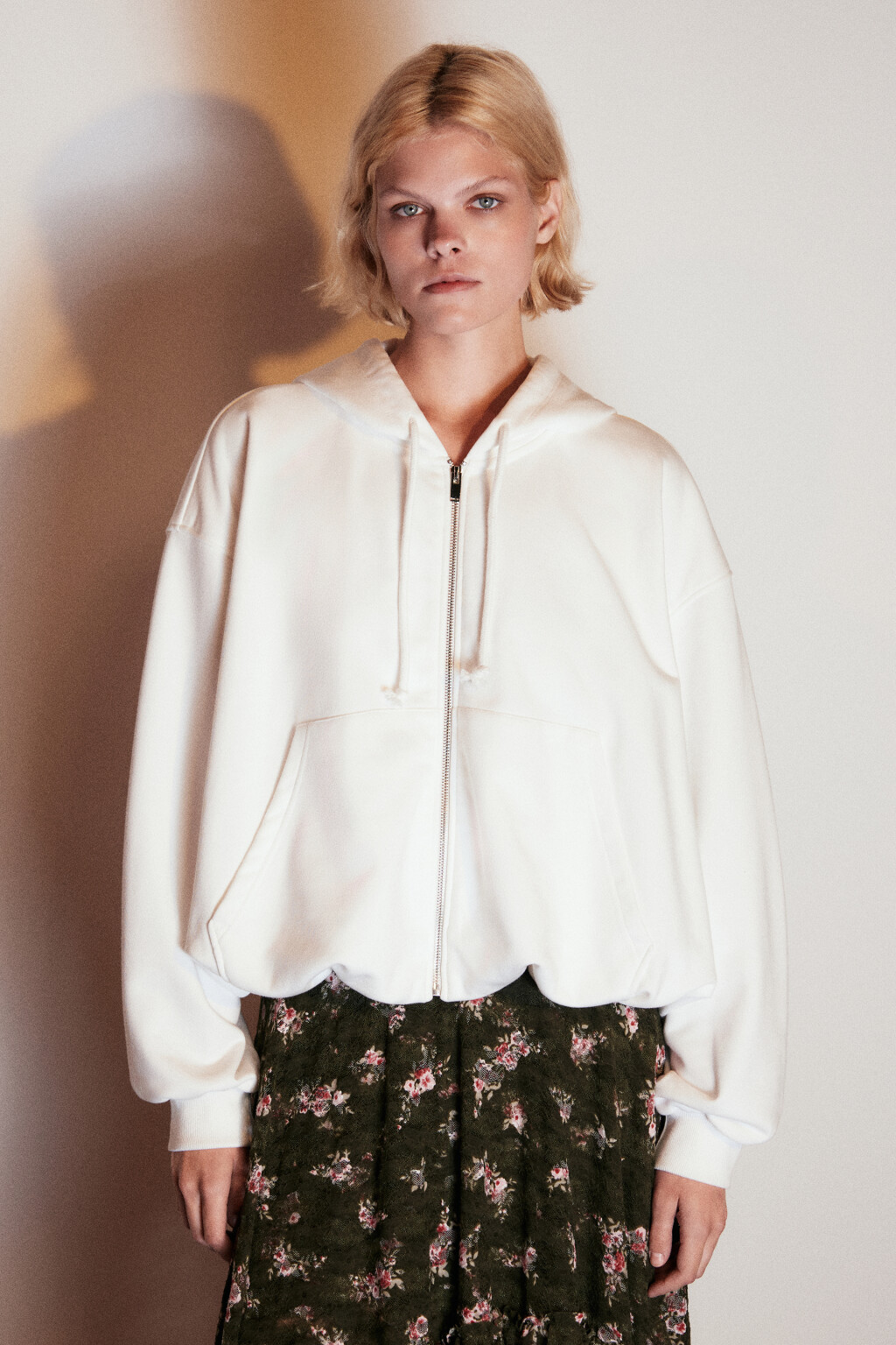 Худи-зипка с утяжками по низу - цвет молочный - 3