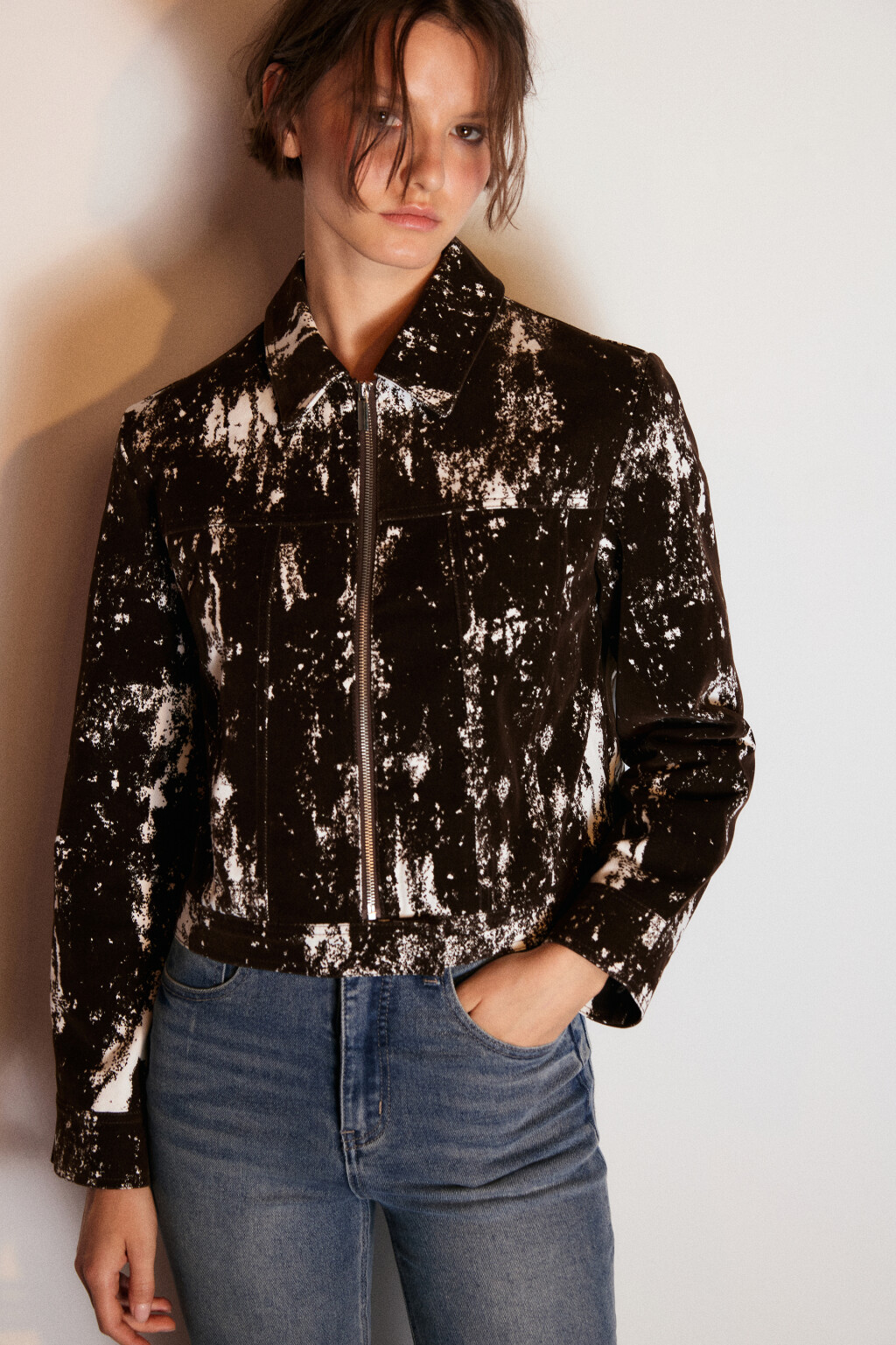 Куртка джинсовая на молнии с принтом - цвет коричневый - 1