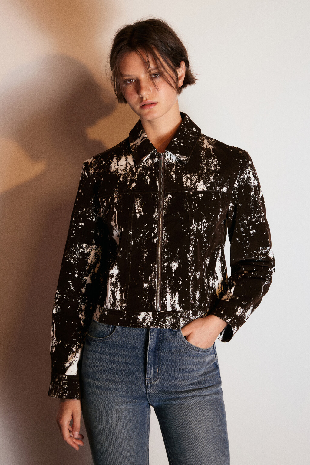 Куртка джинсовая на молнии с принтом - цвет коричневый - 2