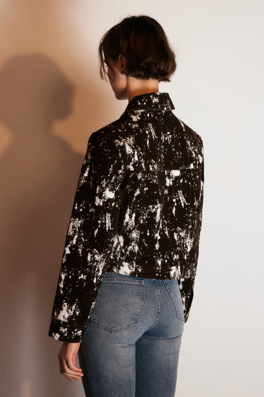 Куртка джинсовая на молнии с принтом - цвет коричневый - 3