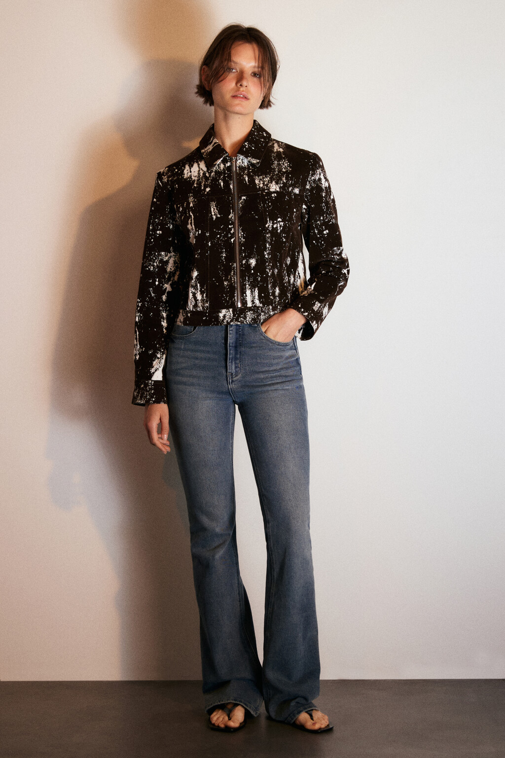 Куртка джинсовая на молнии с принтом - цвет коричневый - 4