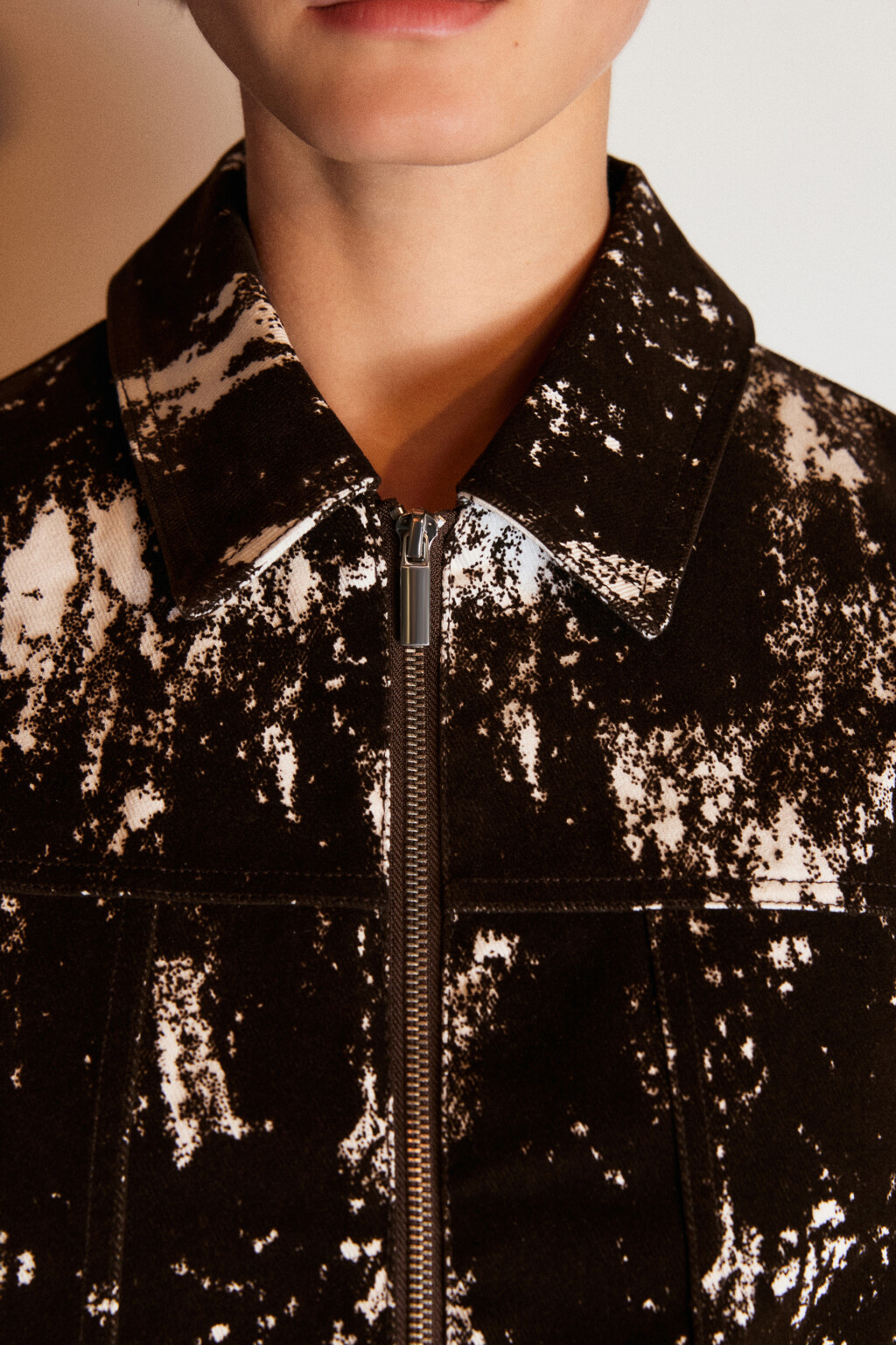 Куртка джинсовая на молнии с принтом - цвет коричневый - 5