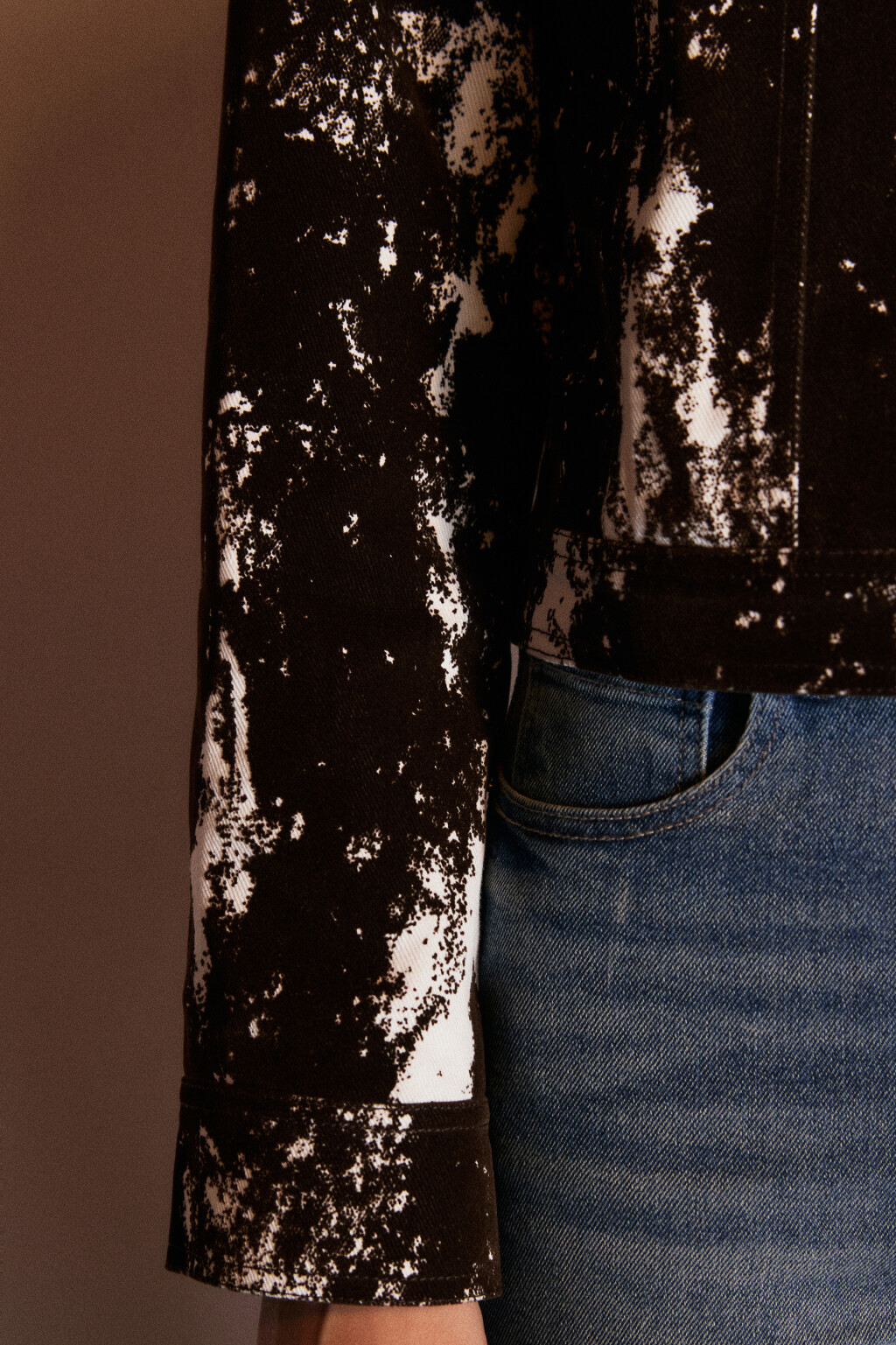 Куртка джинсовая на молнии с принтом - цвет коричневый - 6