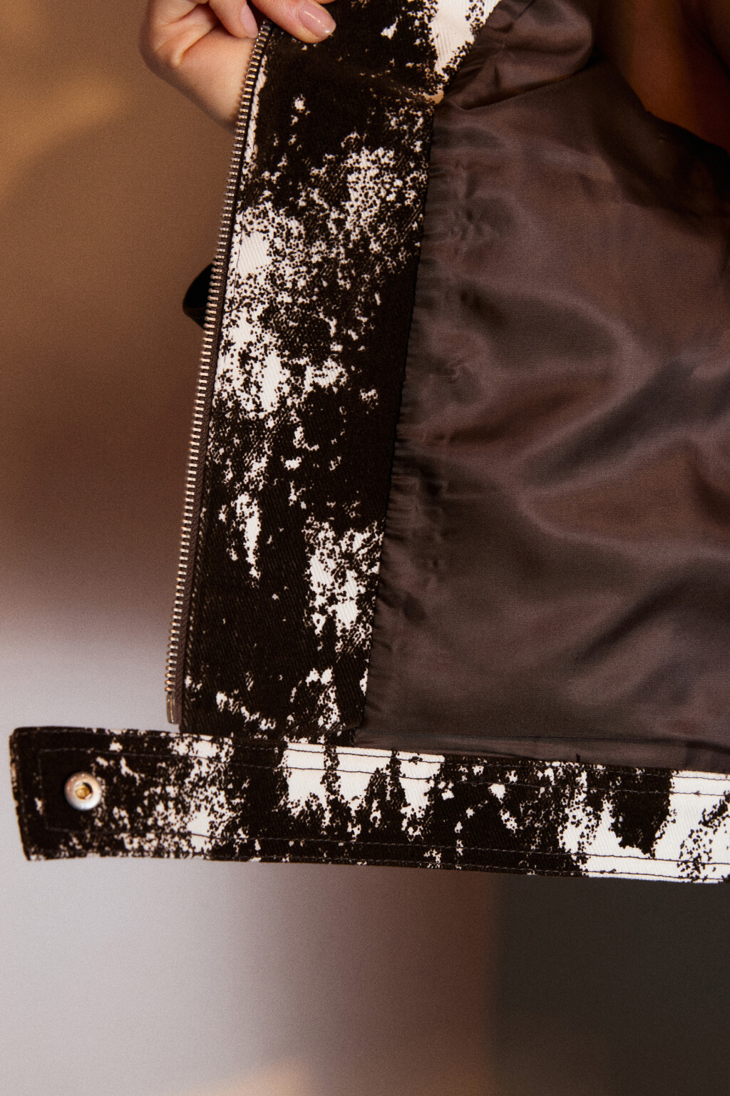 Куртка джинсовая на молнии с принтом - цвет коричневый - 7