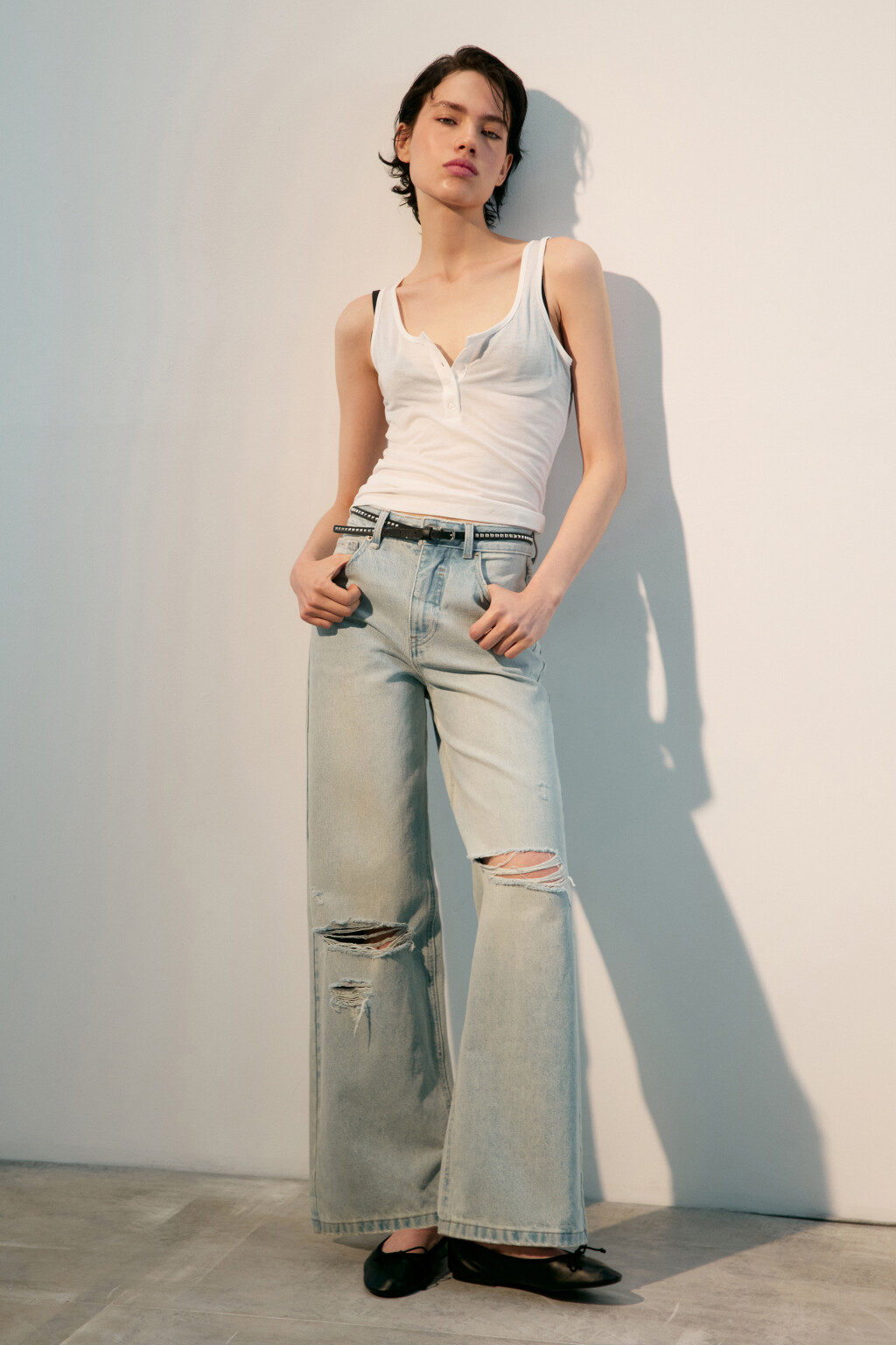 Джинсы широкие с рваными коленями - цвет синий - 1