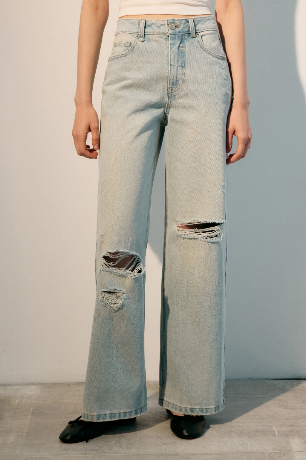 Джинсы широкие с рваными коленями - цвет синий - 2