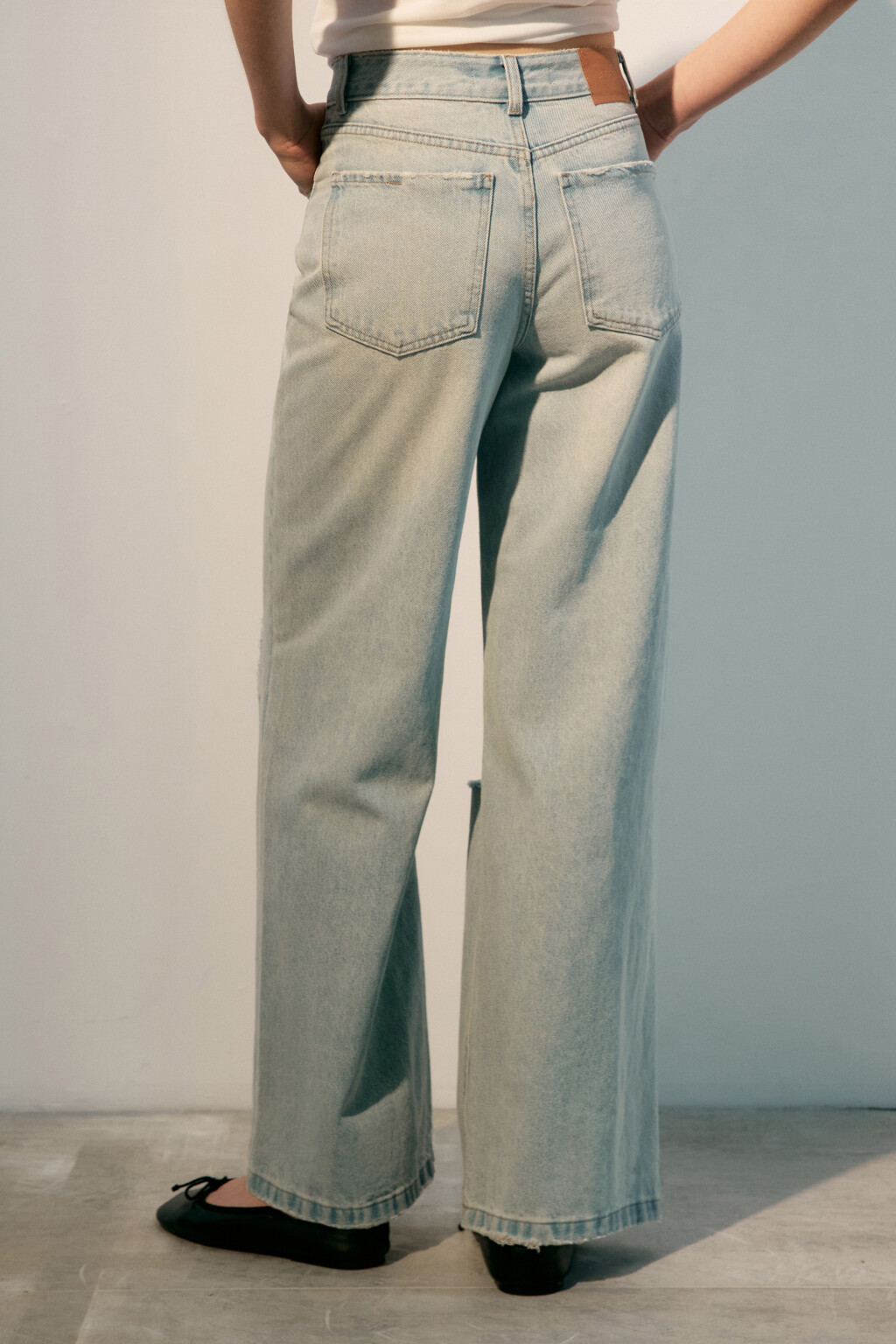 Джинсы широкие с рваными коленями - цвет синий - 3