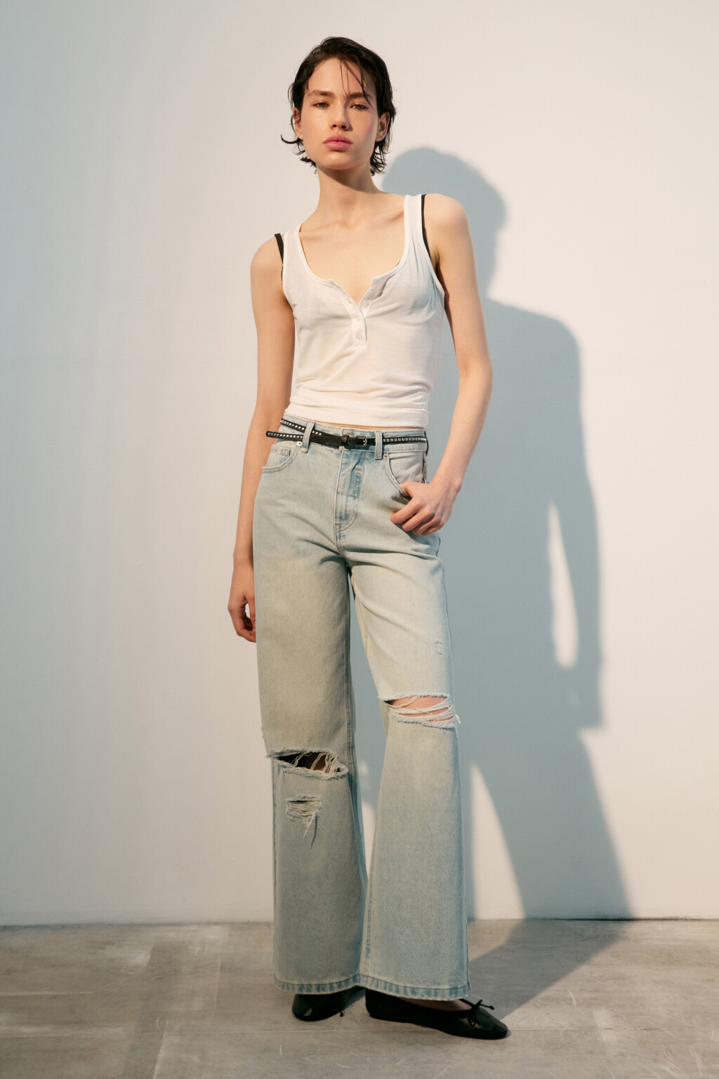 Джинсы широкие с рваными коленями - цвет синий - 4