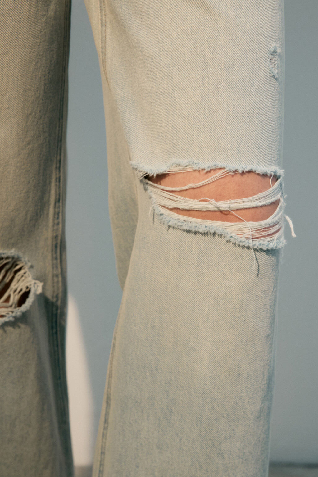 Джинсы широкие с рваными коленями - цвет синий - 6