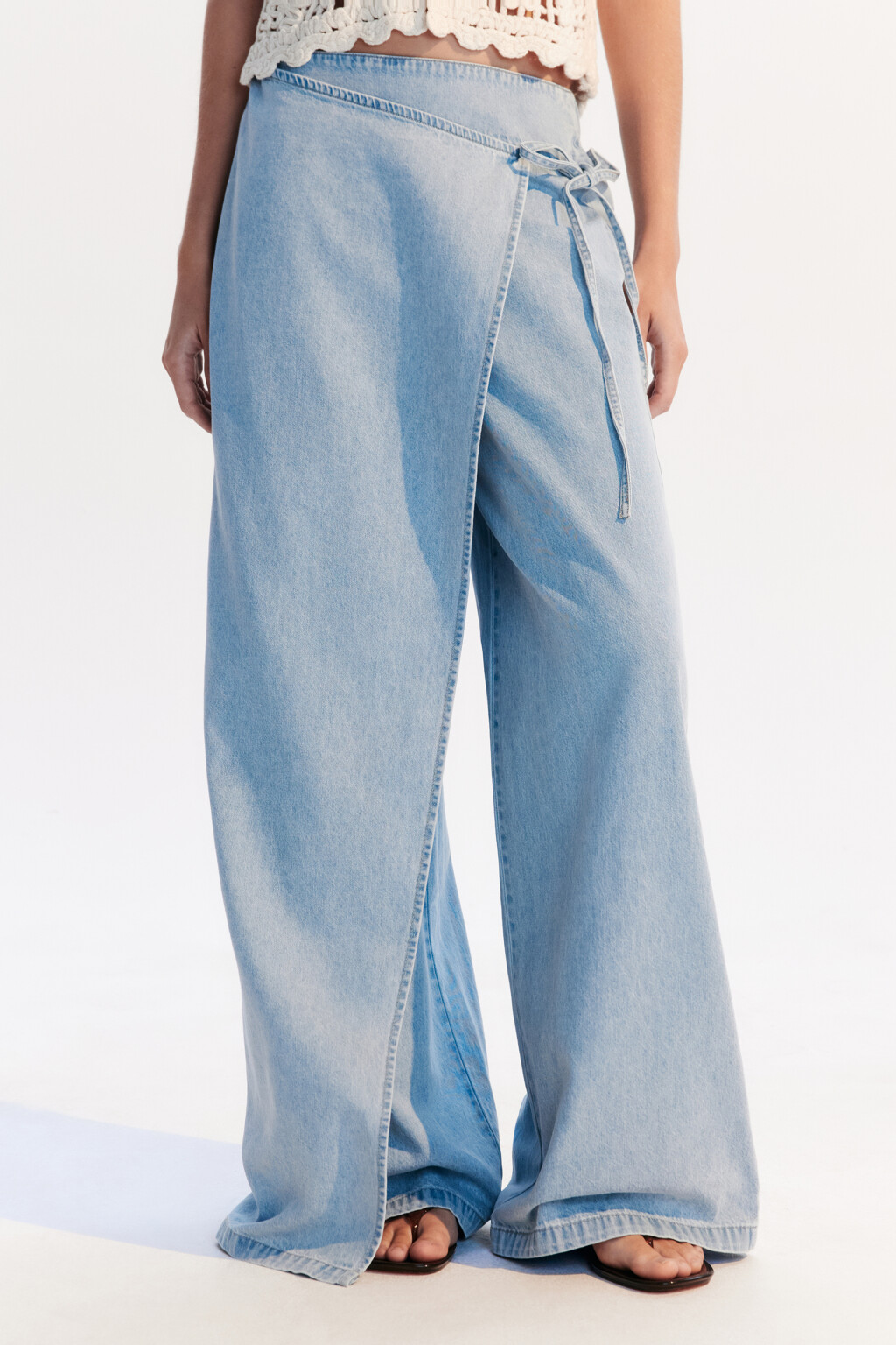 Джинсы широкие с баской на завязках - цвет голубой - 2