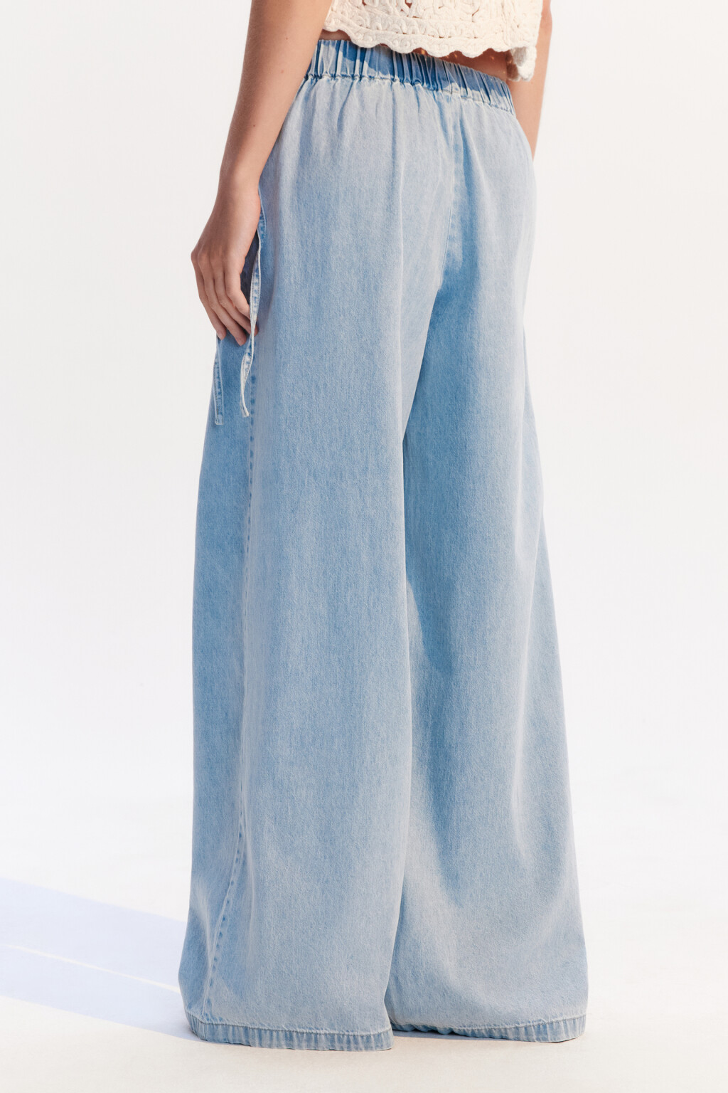 Джинсы широкие с баской на завязках - цвет голубой - 3