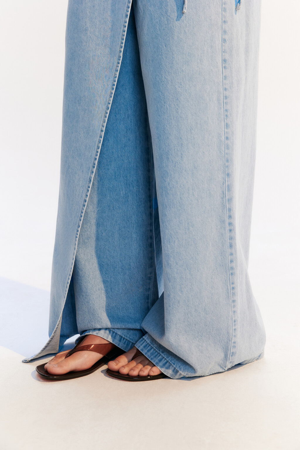 Джинсы широкие с баской на завязках - цвет голубой - 6