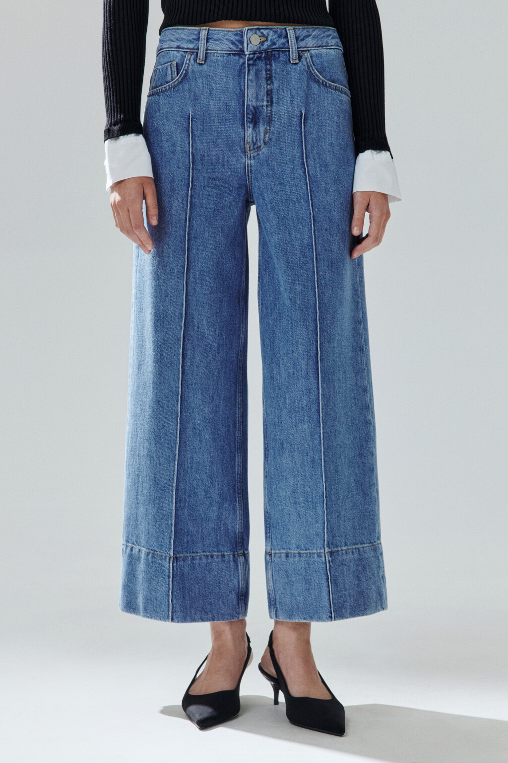 Джинсы укороченные со стрелками - цвет голубой - 2