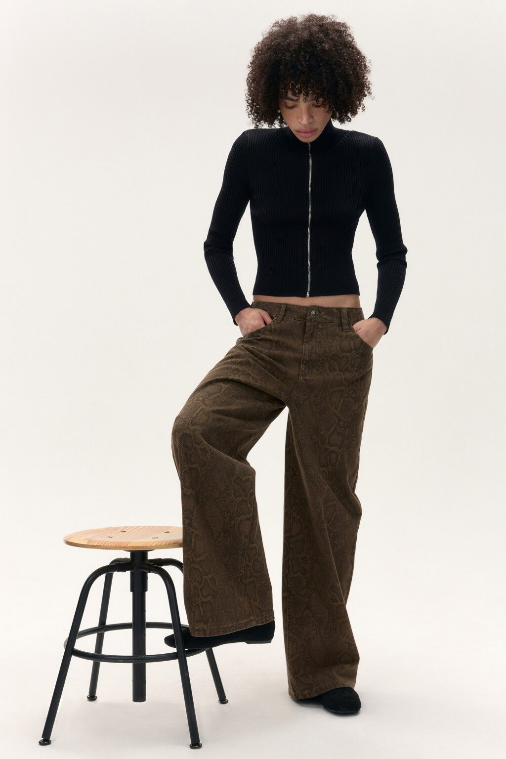 Джинсы baggy со змеиным принтом - цвет коричневый - 2