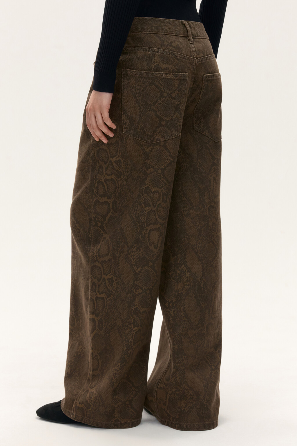 Джинсы baggy со змеиным принтом - цвет коричневый - 4