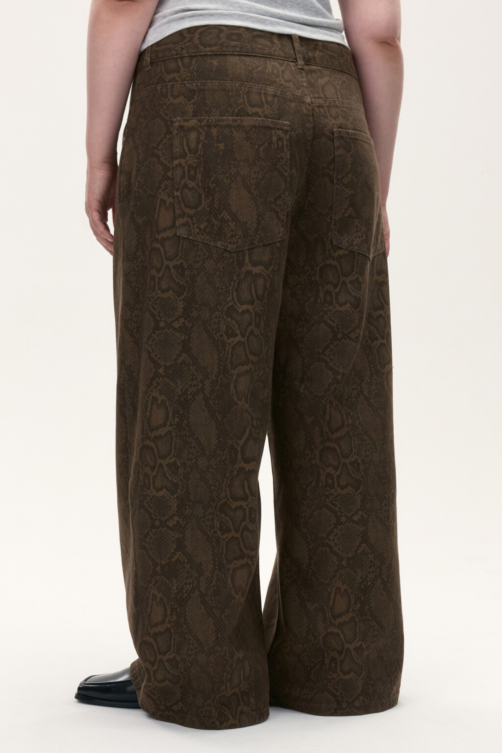 Джинсы baggy со змеиным принтом - цвет коричневый - 3