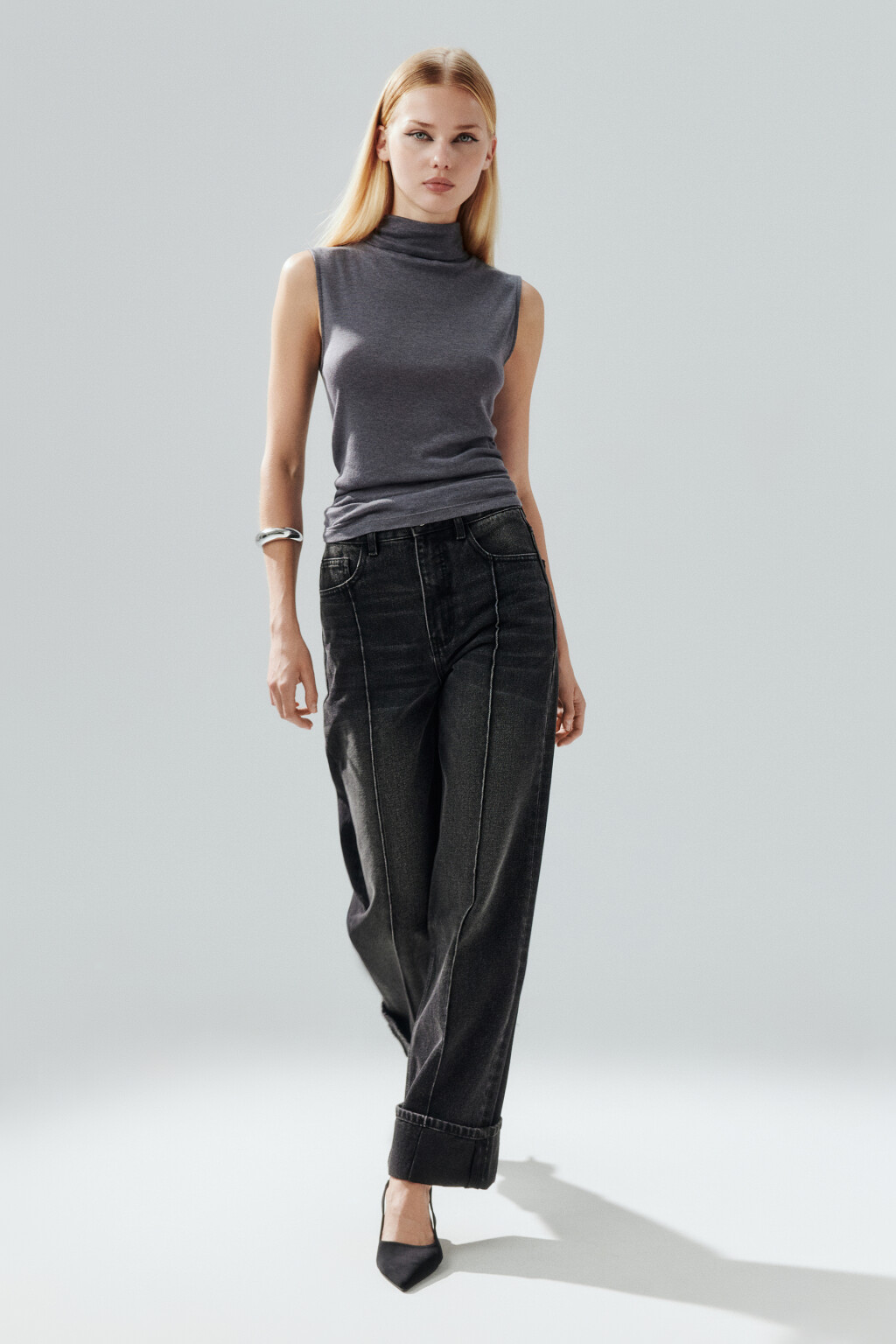 Джинсы прямые со стрелками и подворотами - цвет серый - 2