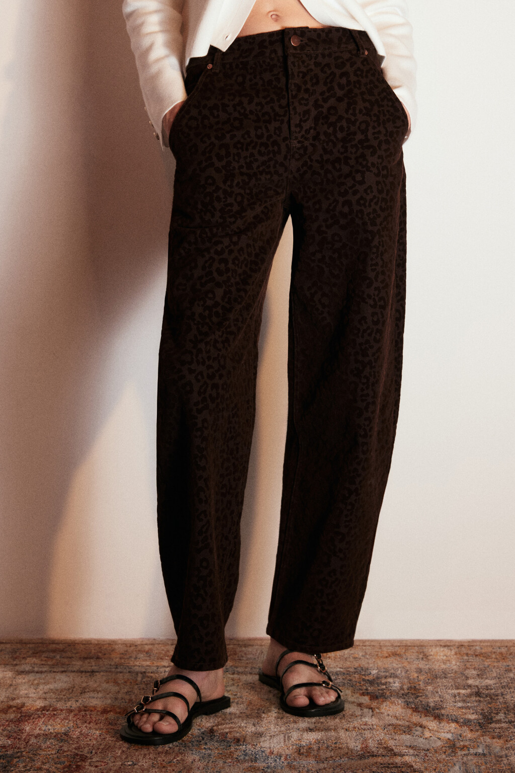 Джинсы barrel fit с леопардовым бархатным принтом - цвет коричневый - 2