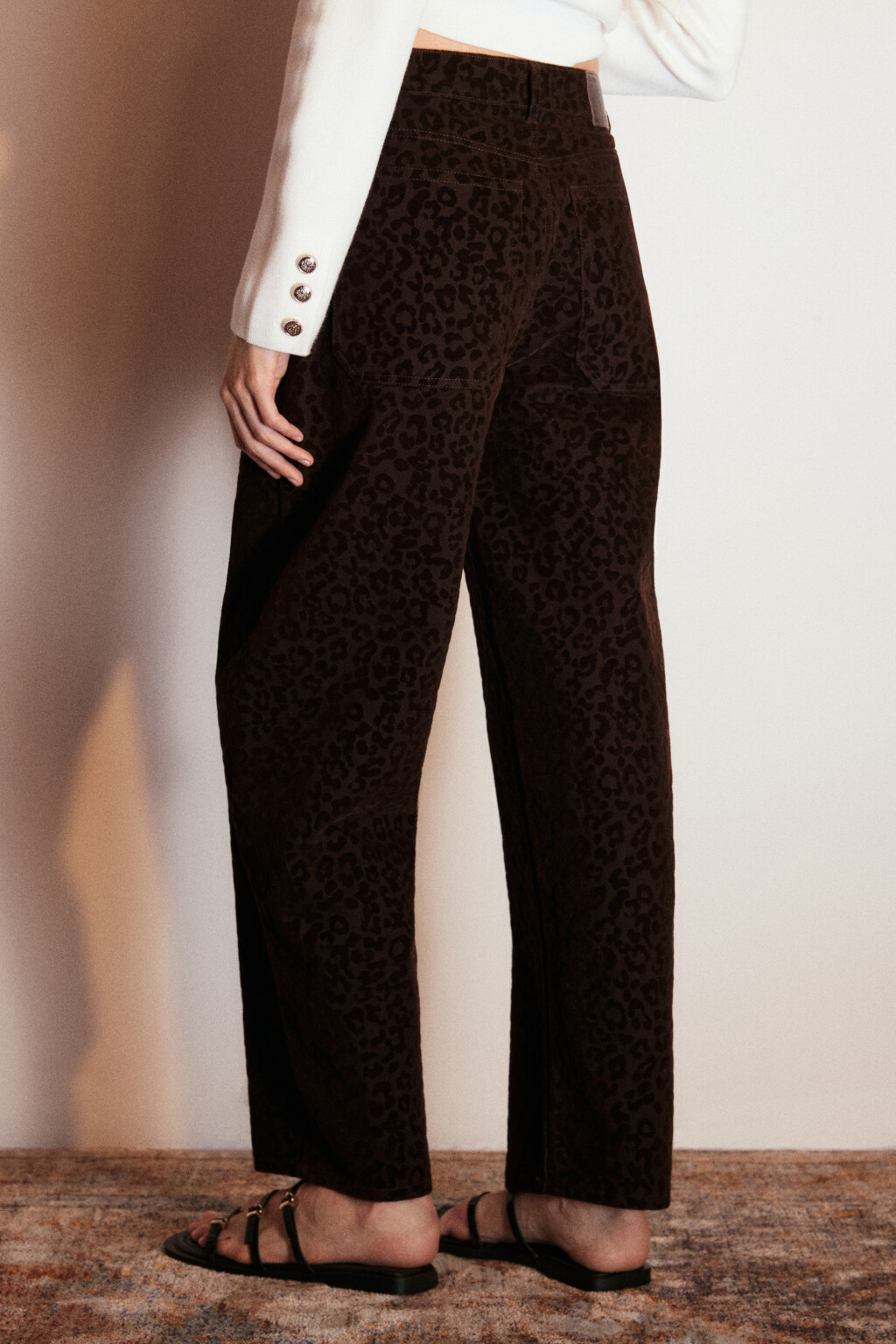 Джинсы barrel fit с леопардовым бархатным принтом - цвет коричневый - 3