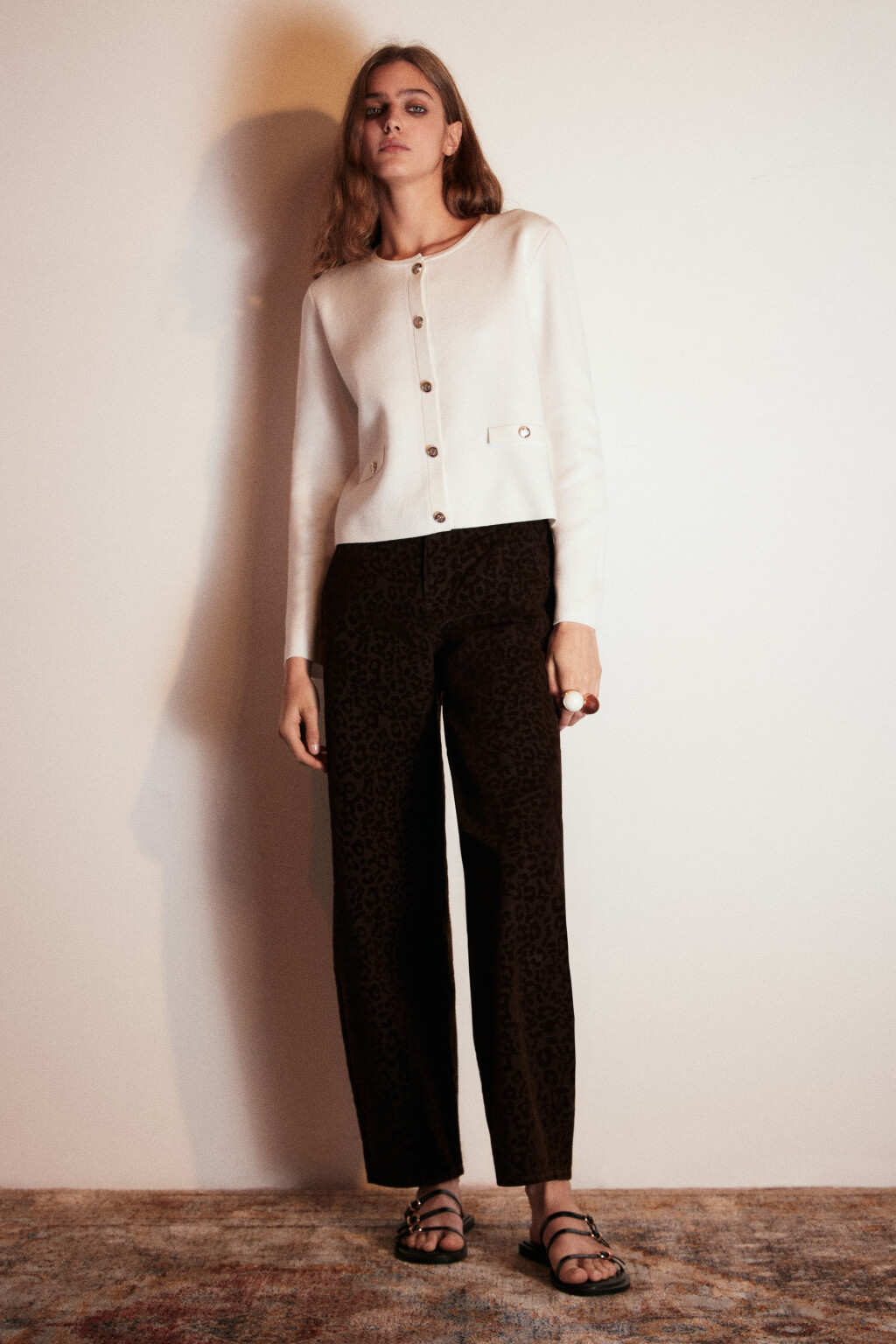 Джинсы barrel fit с леопардовым бархатным принтом - цвет коричневый - 4