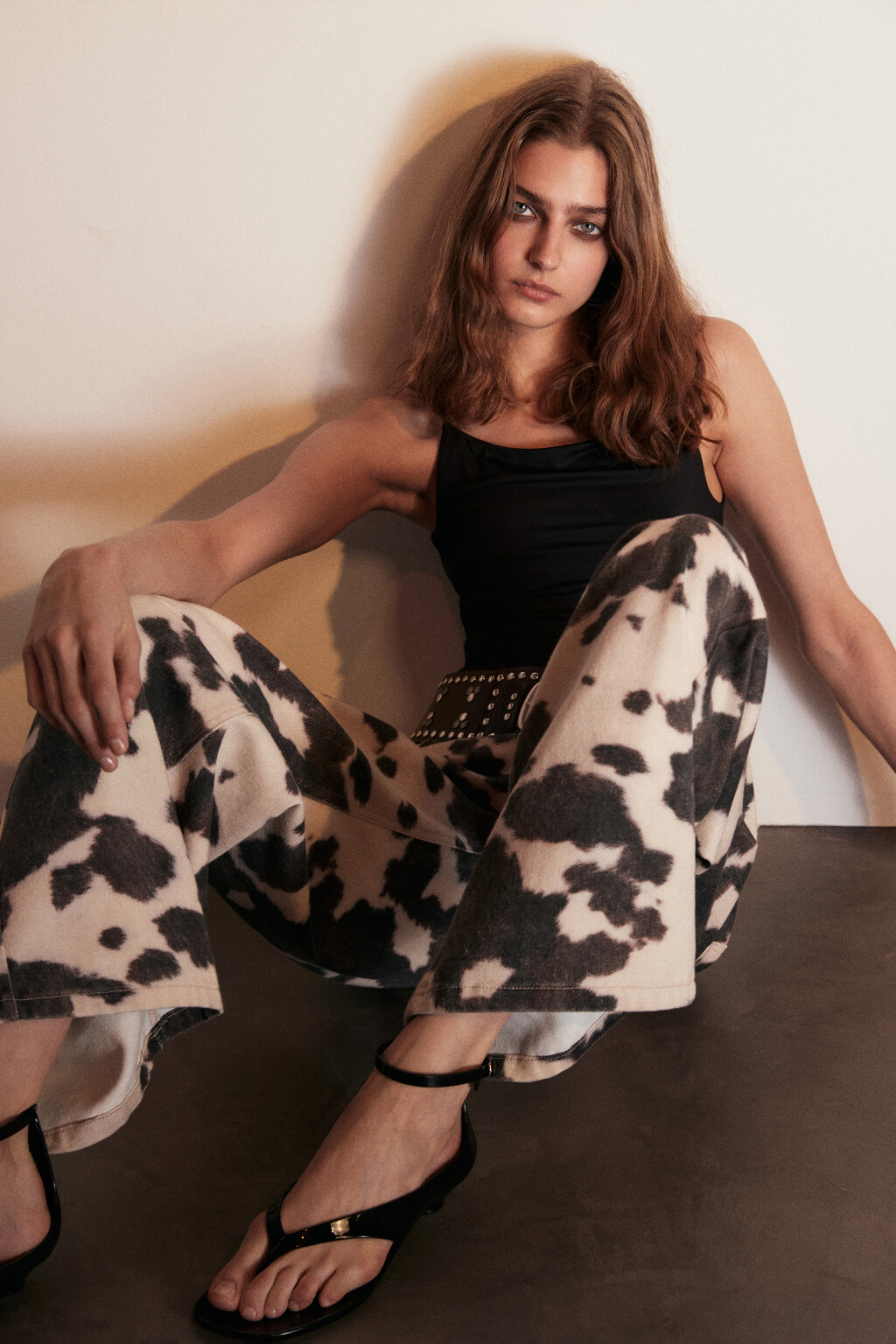 Джинсы baggy fit с коровьим принтом - цвет коричневый - 2