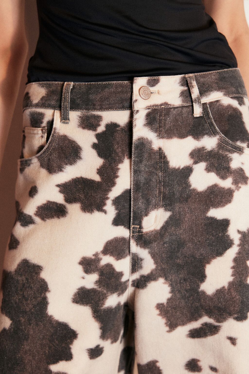 Джинсы baggy fit с коровьим принтом - цвет коричневый - 7