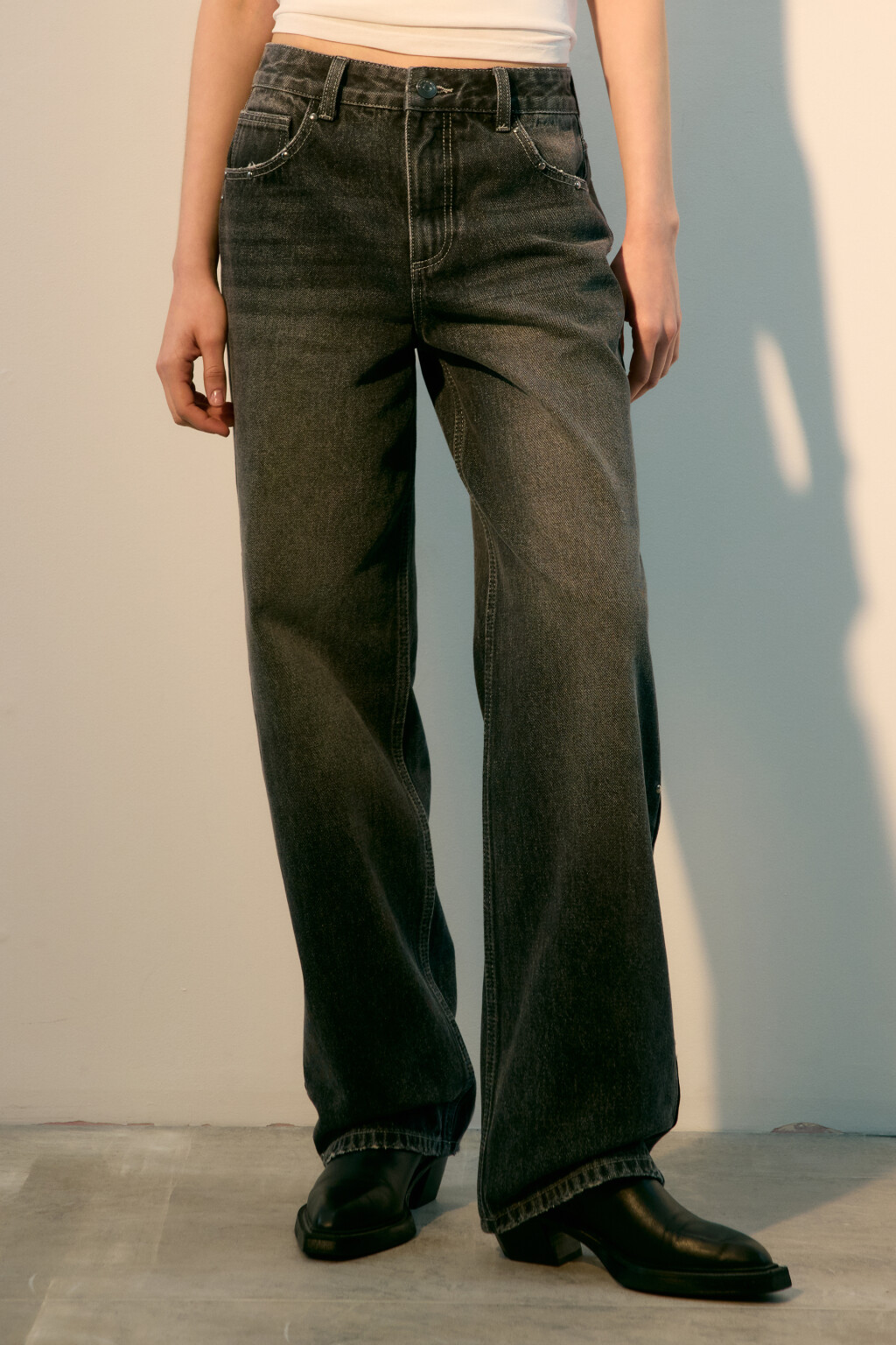 Джинсы прямые с металлическими заклепками - цвет серый - 2