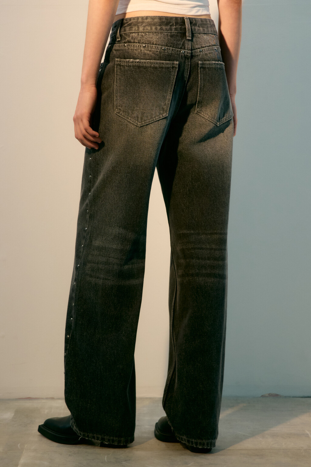 Джинсы прямые с металлическими заклепками - цвет серый - 3